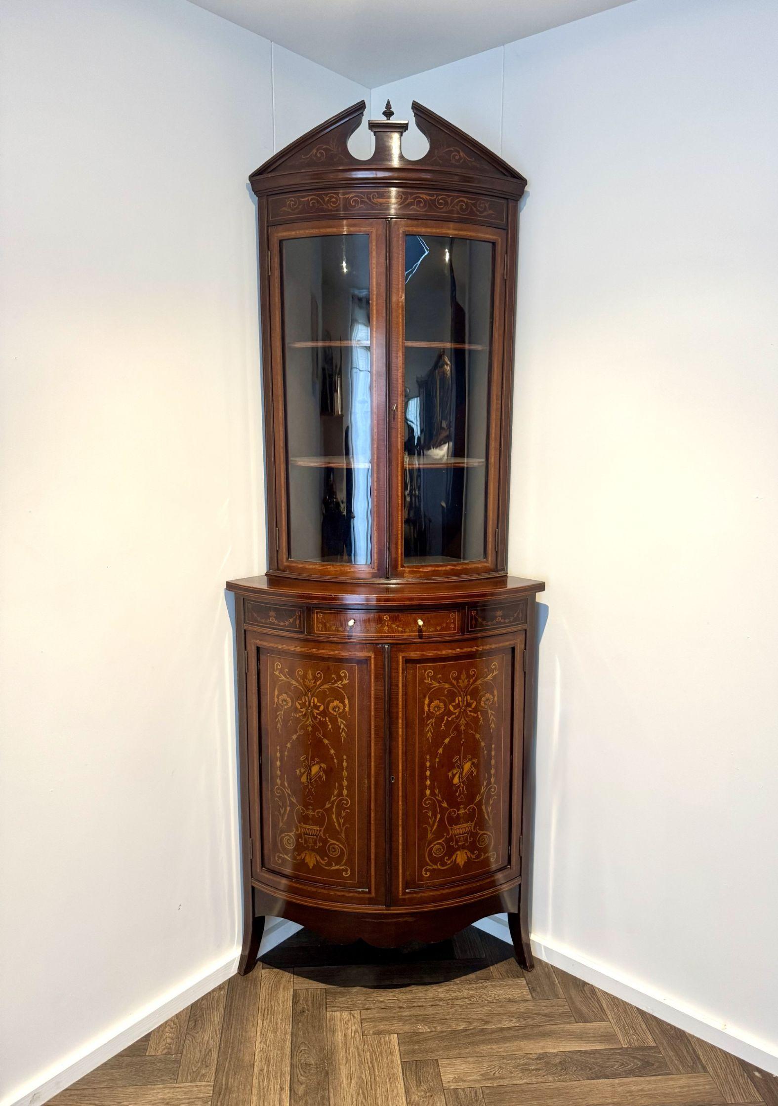 Superbe paire de meubles d'angle anciens de l'époque édouardienne en acajou incrusté de marqueterie en vente 5