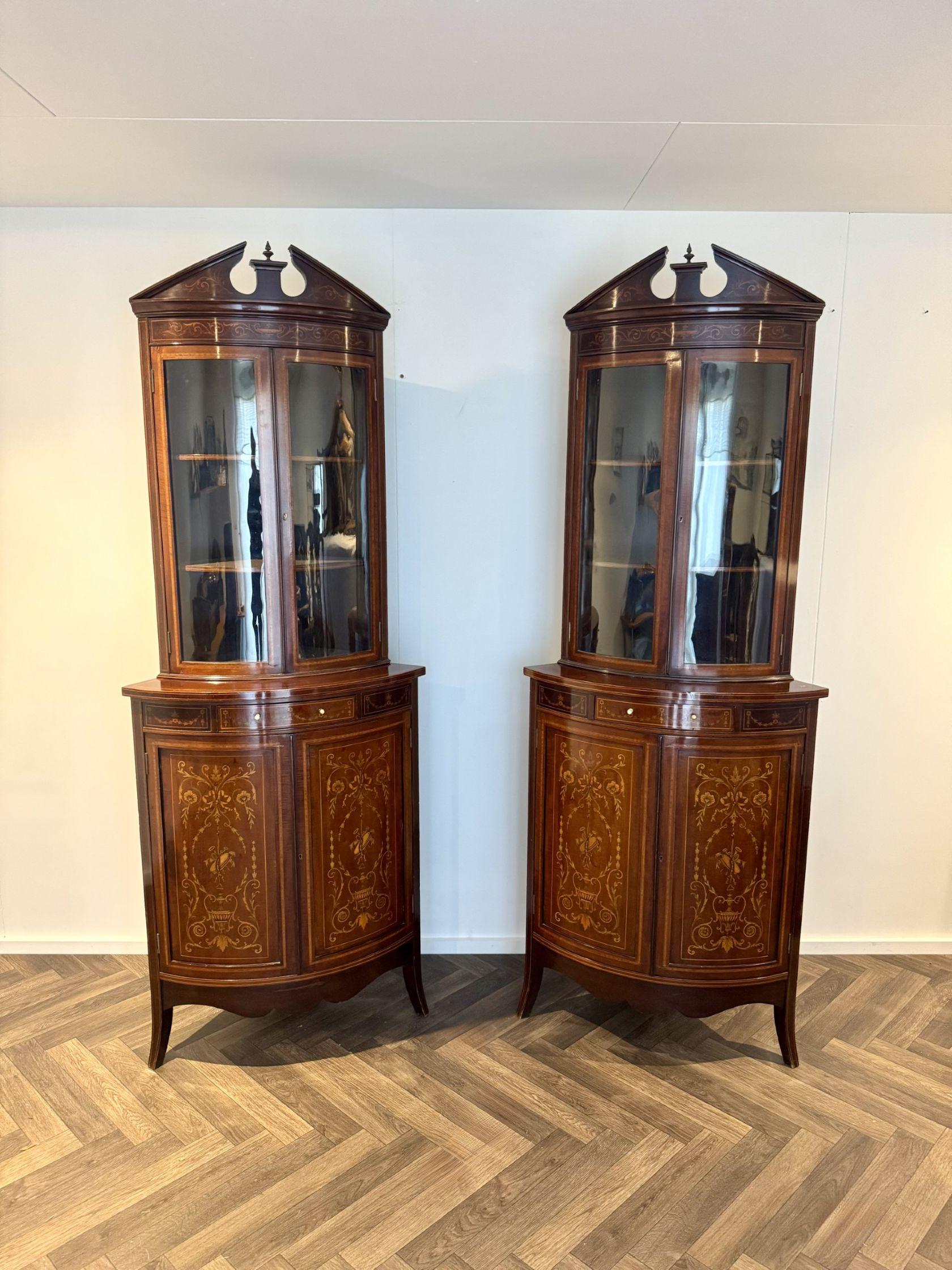 Incrusté Superbe paire de meubles d'angle anciens de l'époque édouardienne en acajou incrusté de marqueterie en vente