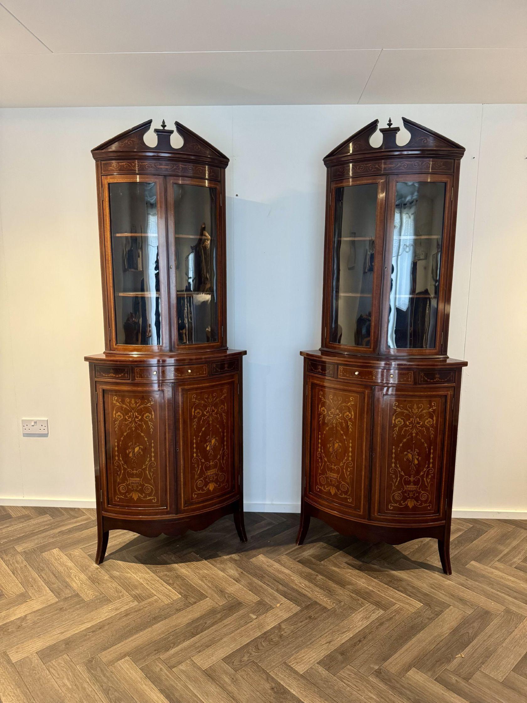 Superbe paire de meubles d'angle anciens de l'époque édouardienne en acajou incrusté de marqueterie Bon état - En vente à Ipswich, GB