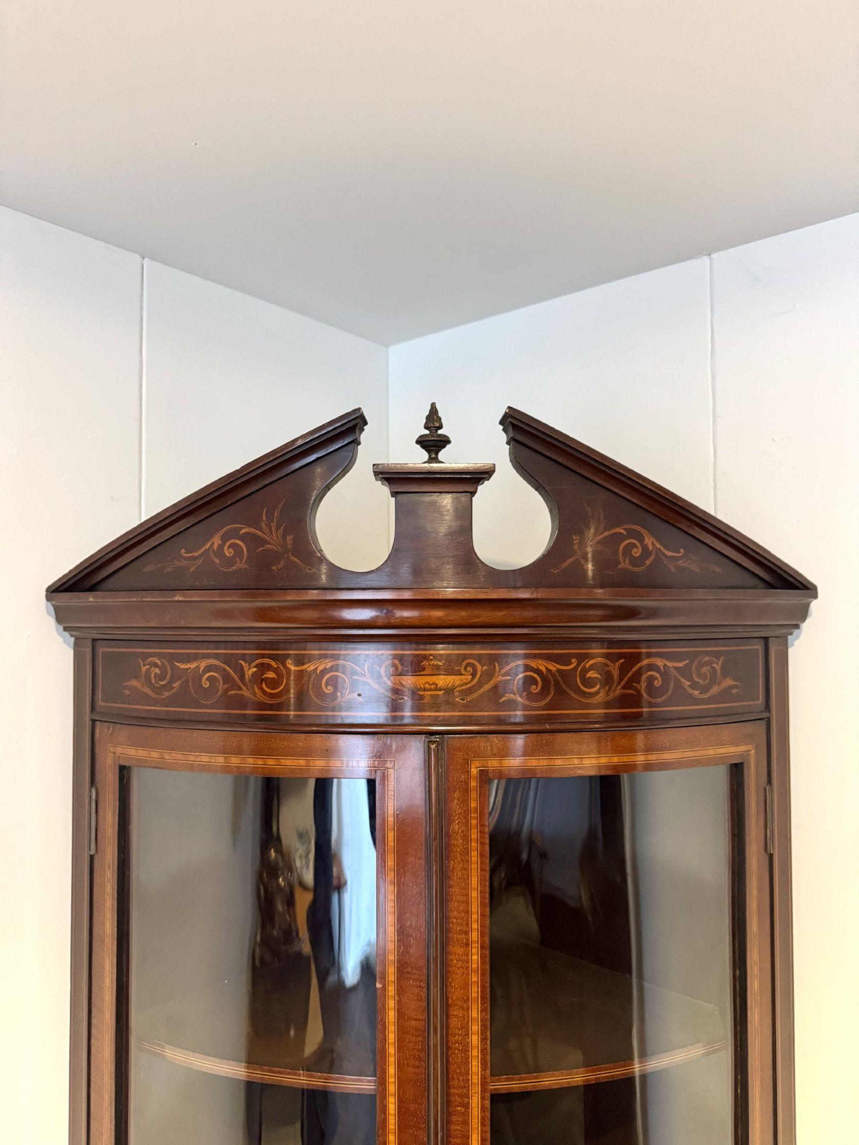 20ième siècle Superbe paire de meubles d'angle anciens de l'époque édouardienne en acajou incrusté de marqueterie en vente