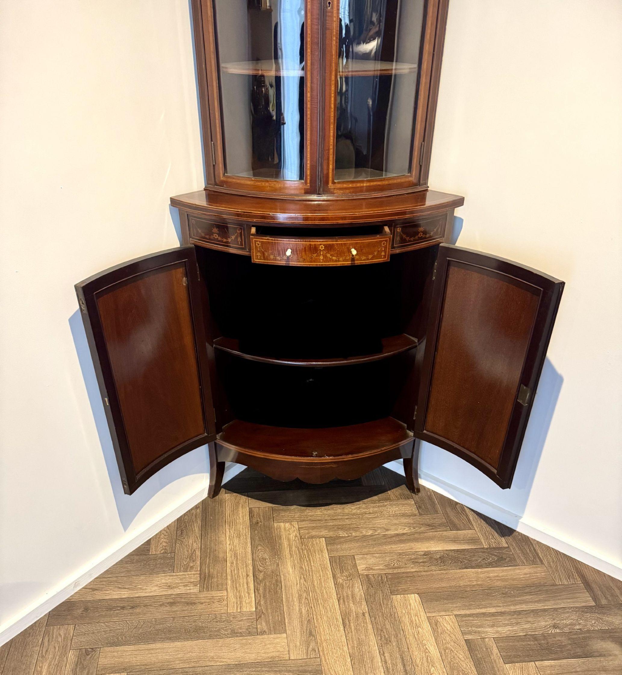 Verre Superbe paire de meubles d'angle anciens de l'époque édouardienne en acajou incrusté de marqueterie en vente