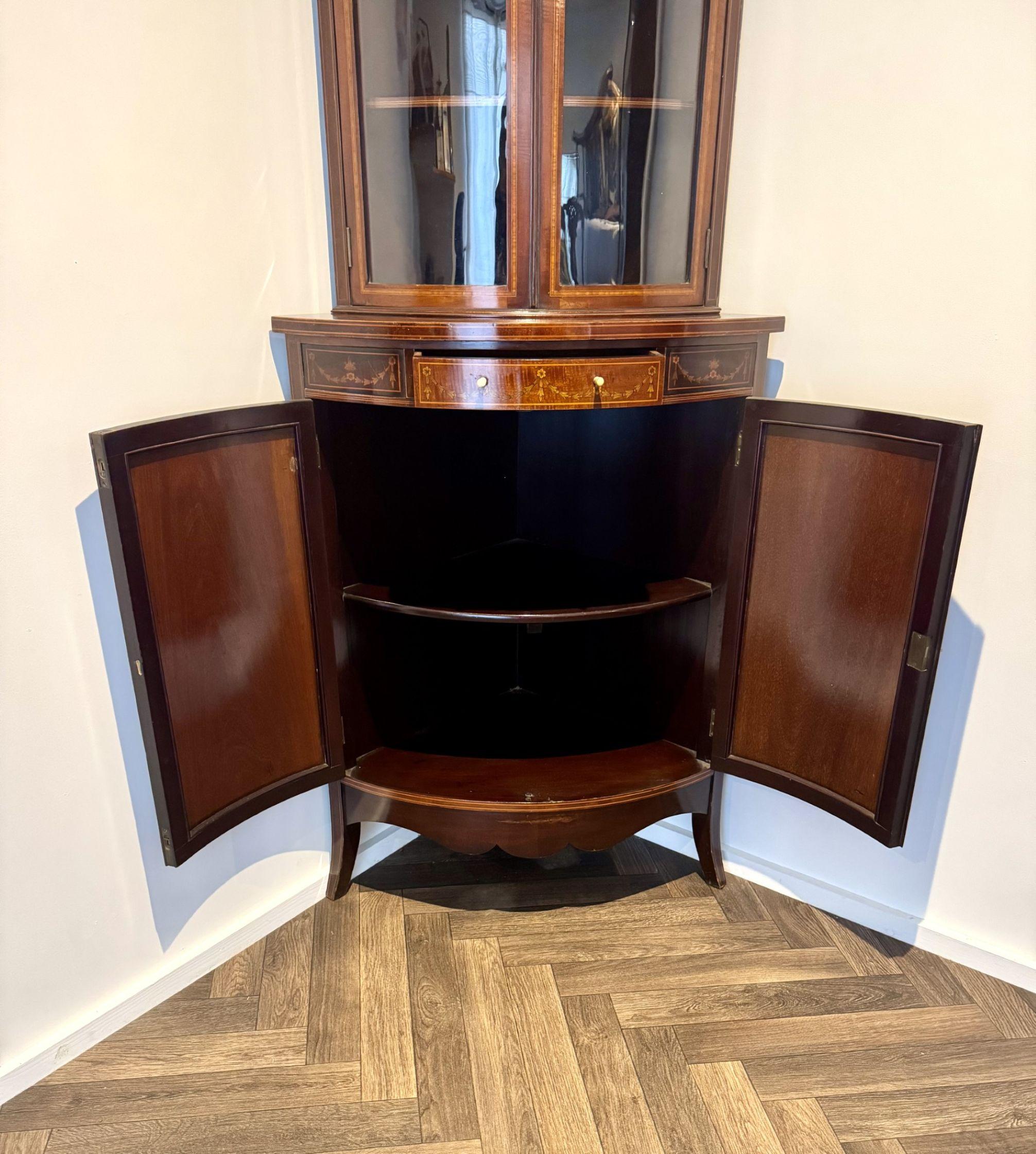 Superbe paire de meubles d'angle anciens de l'époque édouardienne en acajou incrusté de marqueterie en vente 1