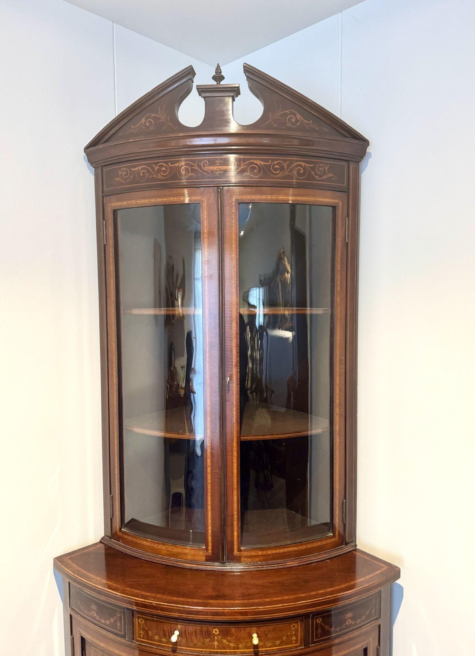 Superbe paire de meubles d'angle anciens de l'époque édouardienne en acajou incrusté de marqueterie en vente 3