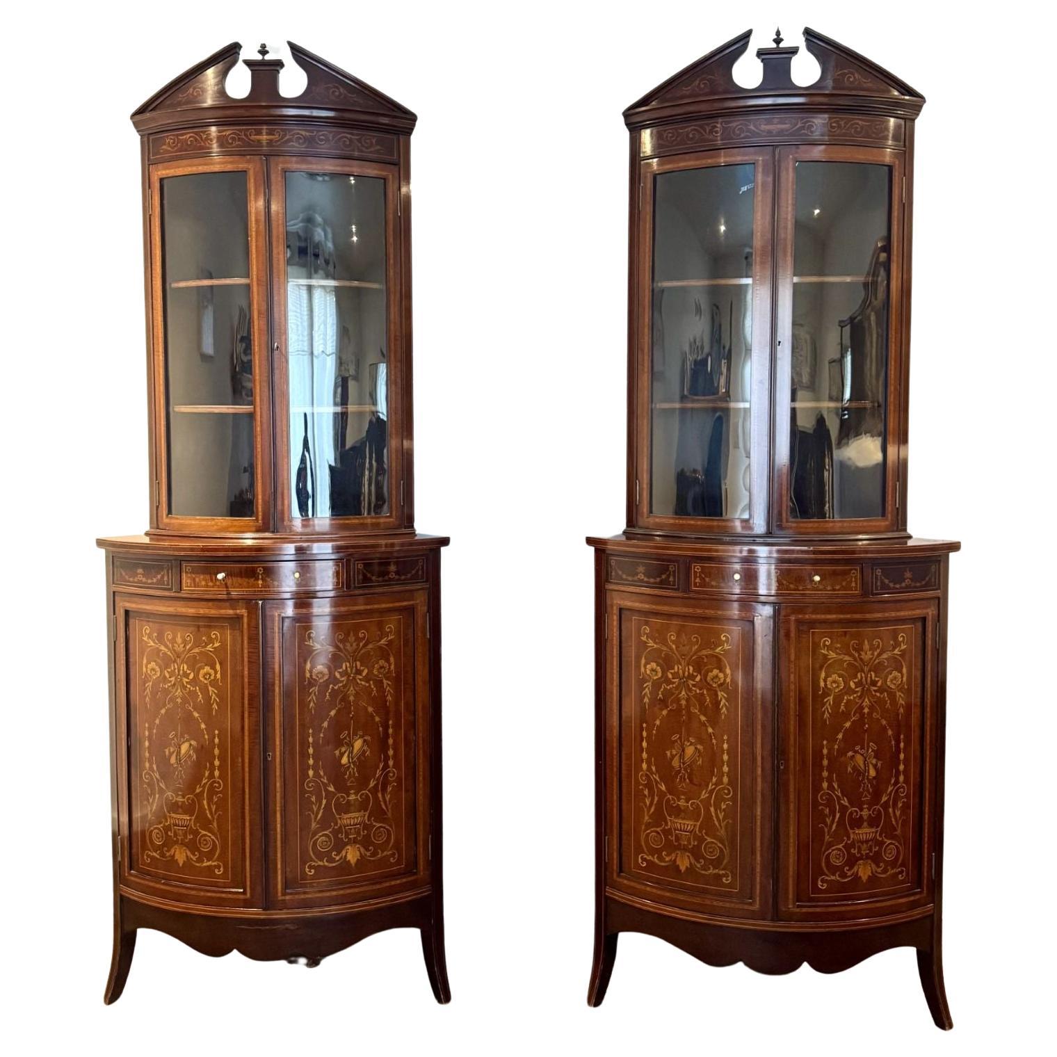 Splendida coppia di antichi armadietti angolari edoardiani in mogano intarsiato