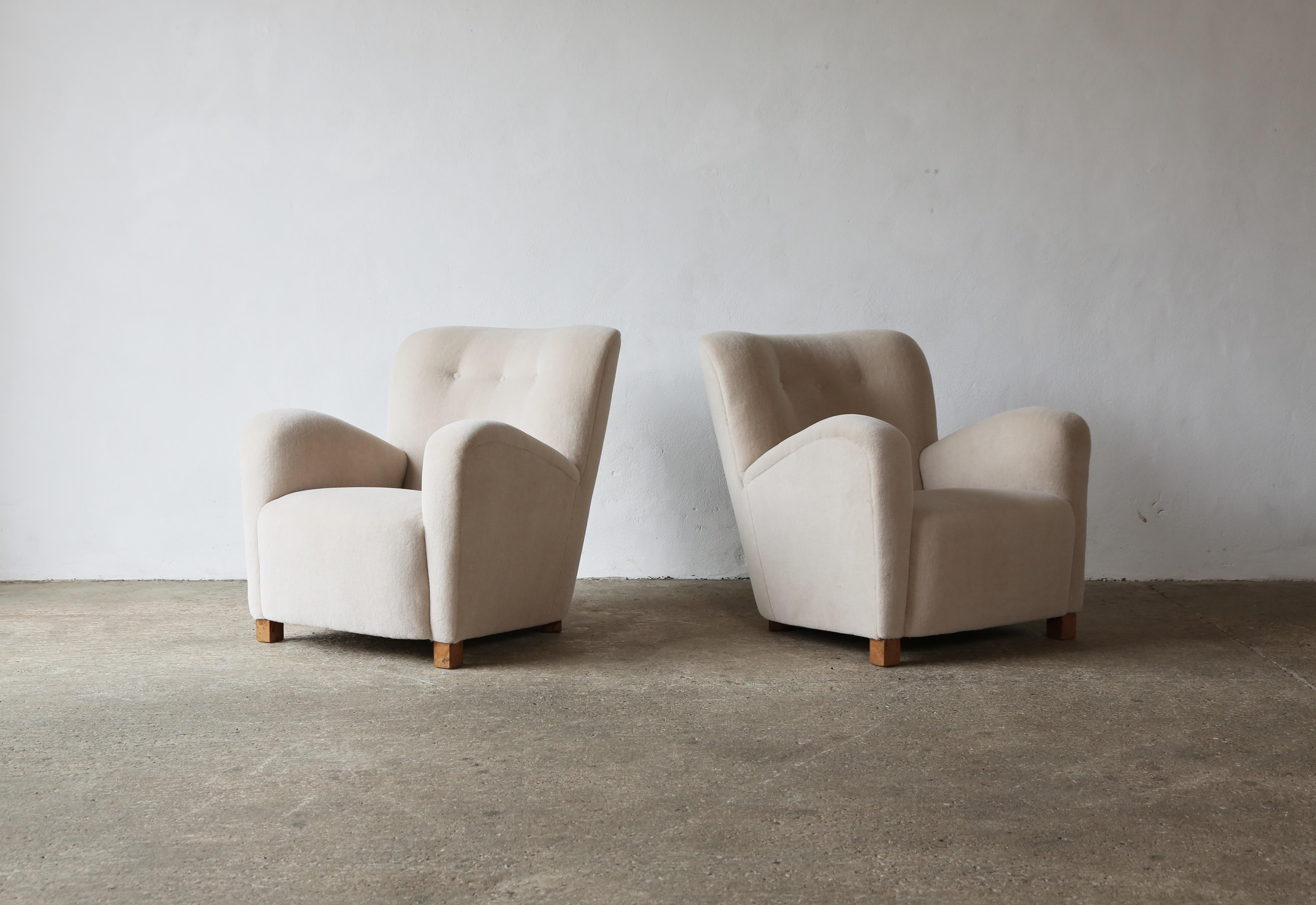 Très belle paire de fauteuils confortables, Danemark, années 1940. Nouvellement revêtu d'une luxueuse laine d'alpaga de première qualité, douce et de couleur ivoire. Expédition rapide dans le monde entier.
  


