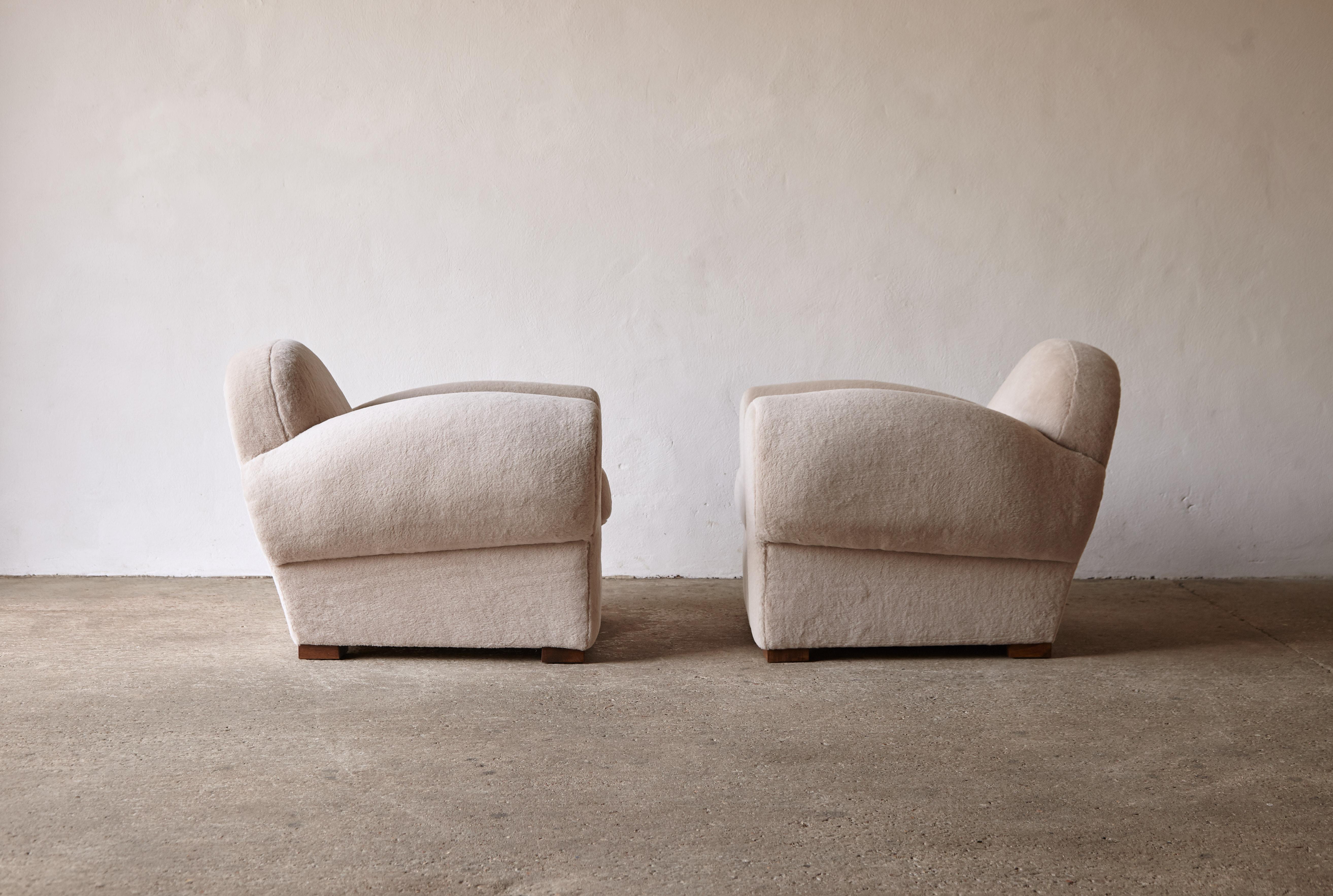 Superbe paire de fauteuils club, tapissés en pure alpaga en vente 3
