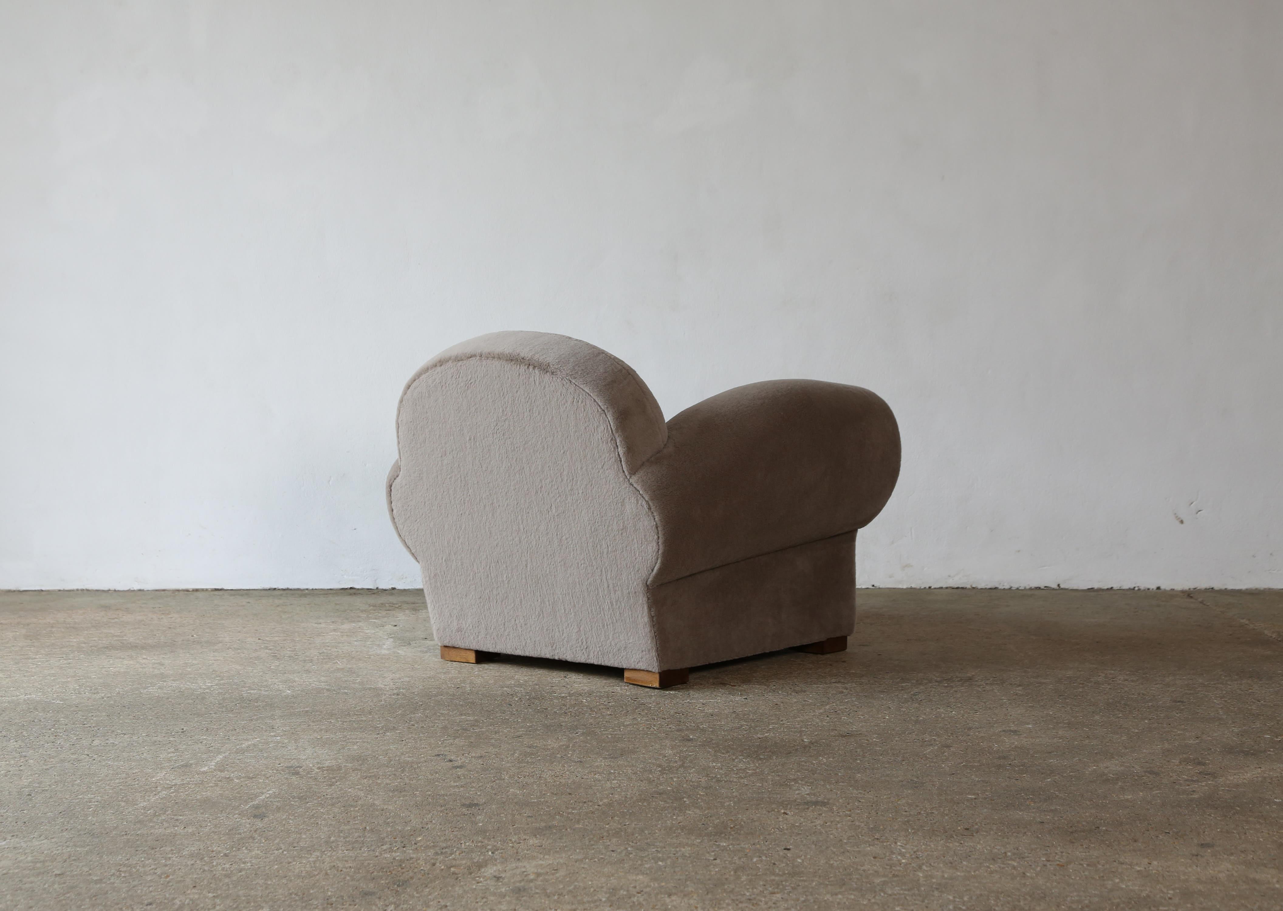Superbe paire de fauteuils club, tapissés en pure alpaga en vente 4