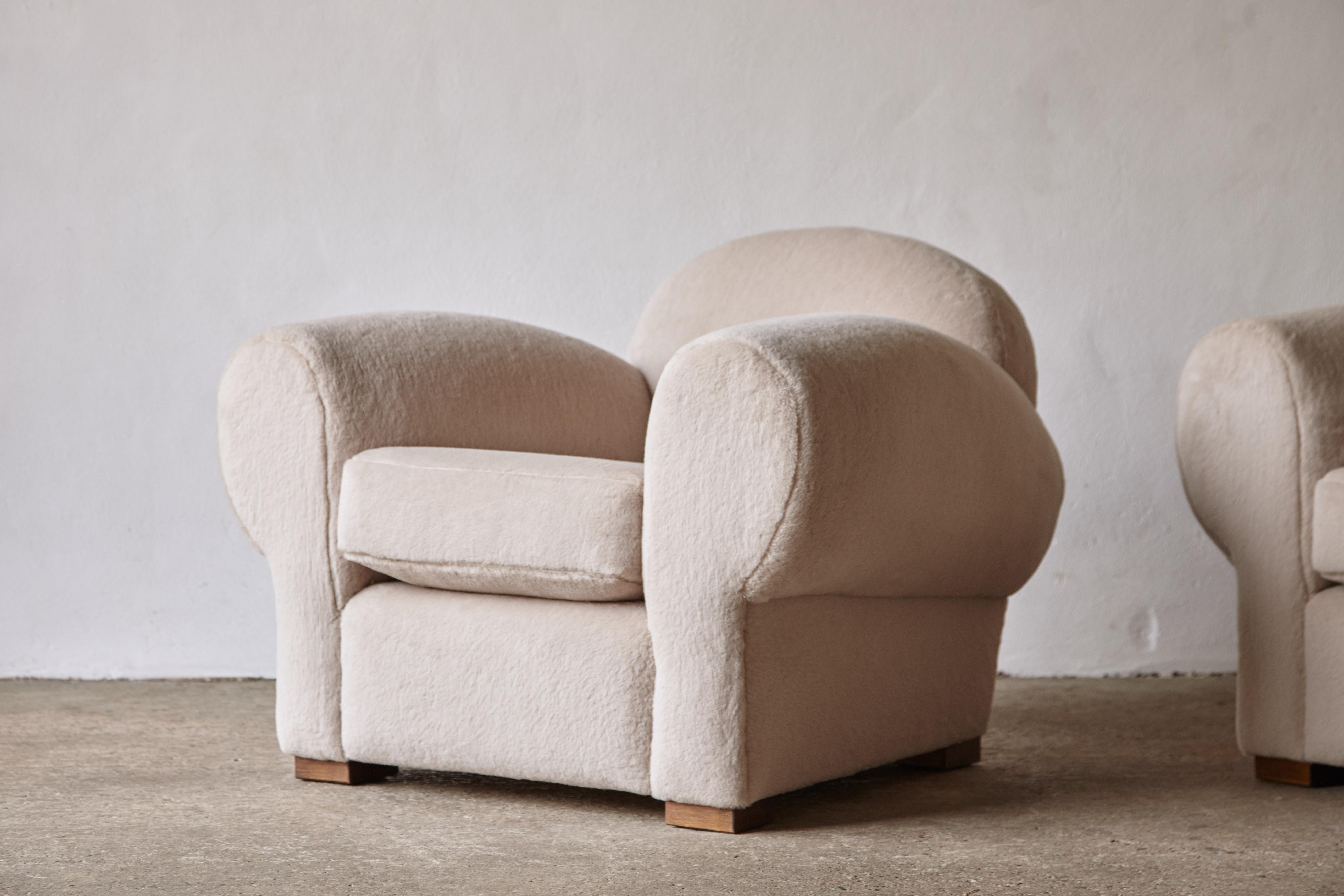 Superbe paire de fauteuils club, tapissés en pure alpaga en vente 4