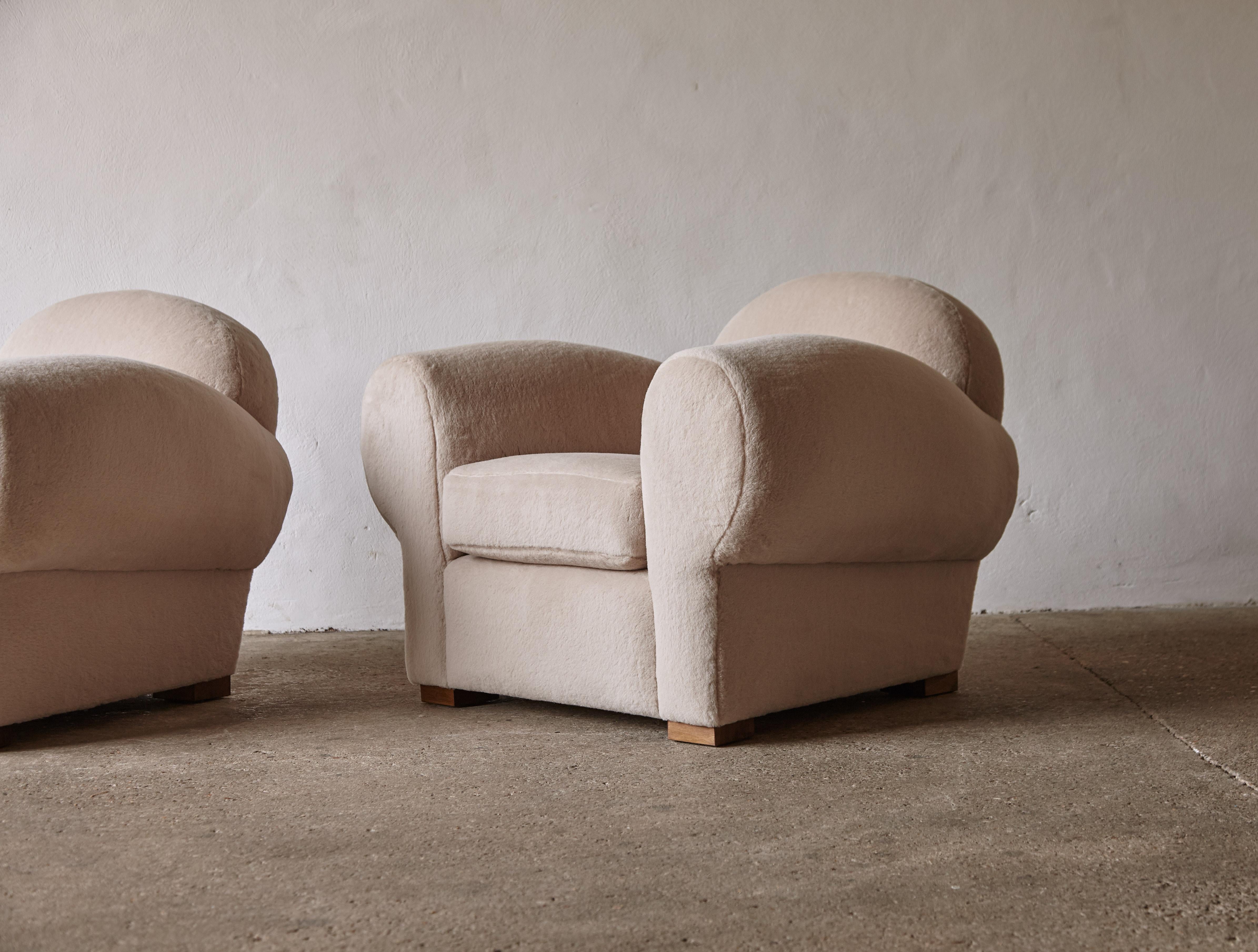 Superbe paire de fauteuils club, tapissés en pure alpaga en vente 5