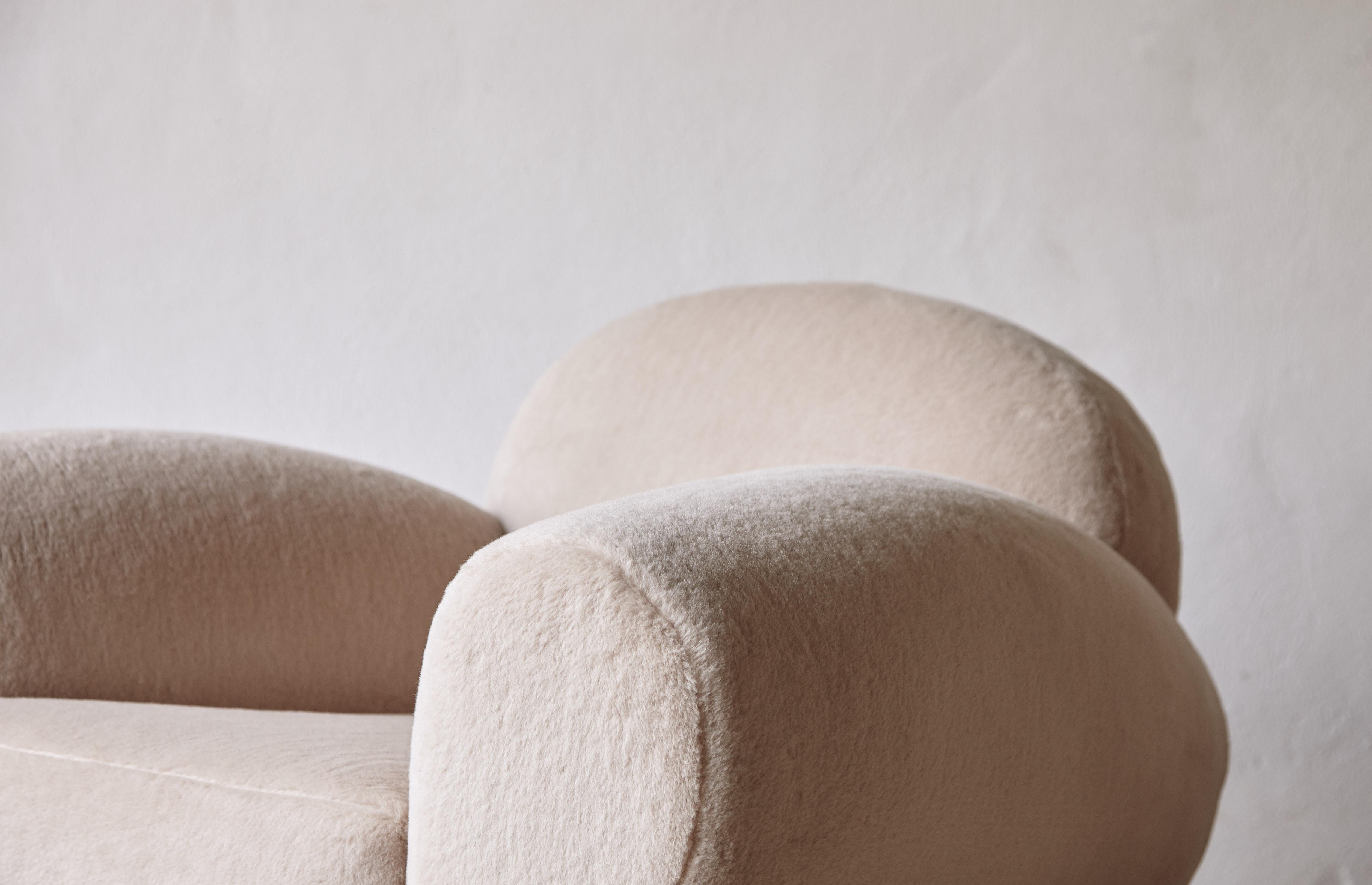 Superbe paire de fauteuils club, tapissés en pure alpaga en vente 6