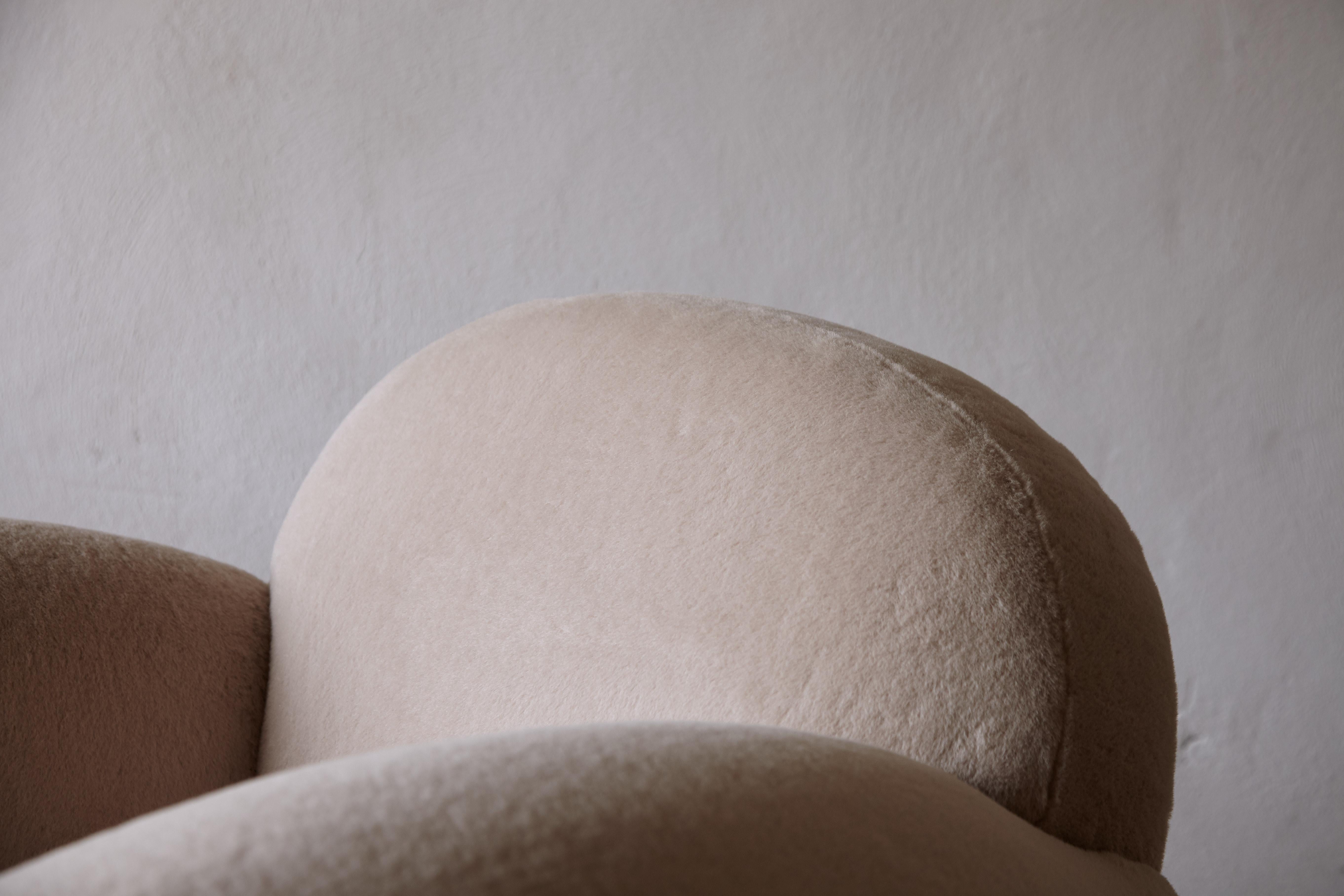 Superbe paire de fauteuils club, tapissés en pure alpaga en vente 7