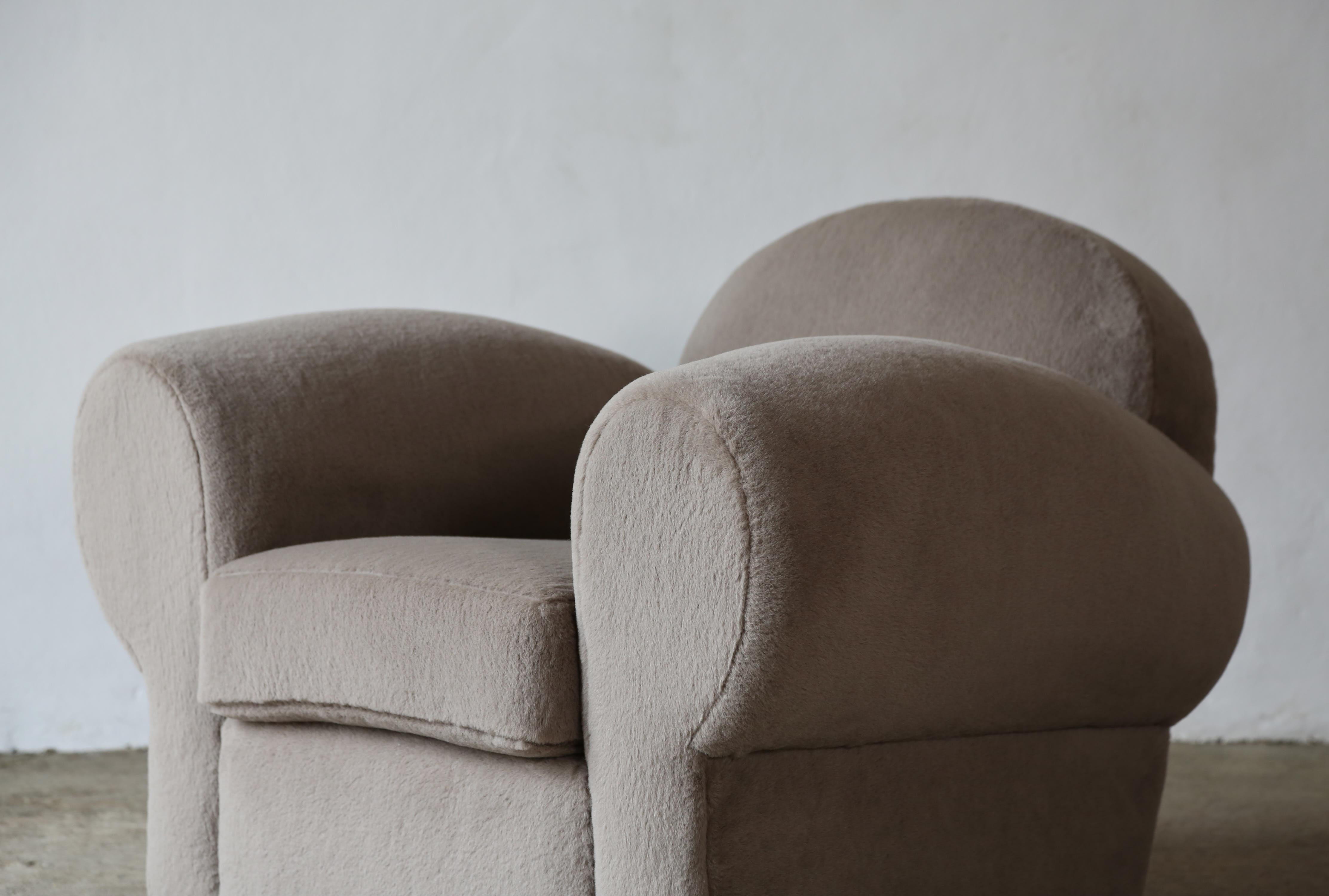 Superbe paire de fauteuils club, tapissés en pure alpaga en vente 8