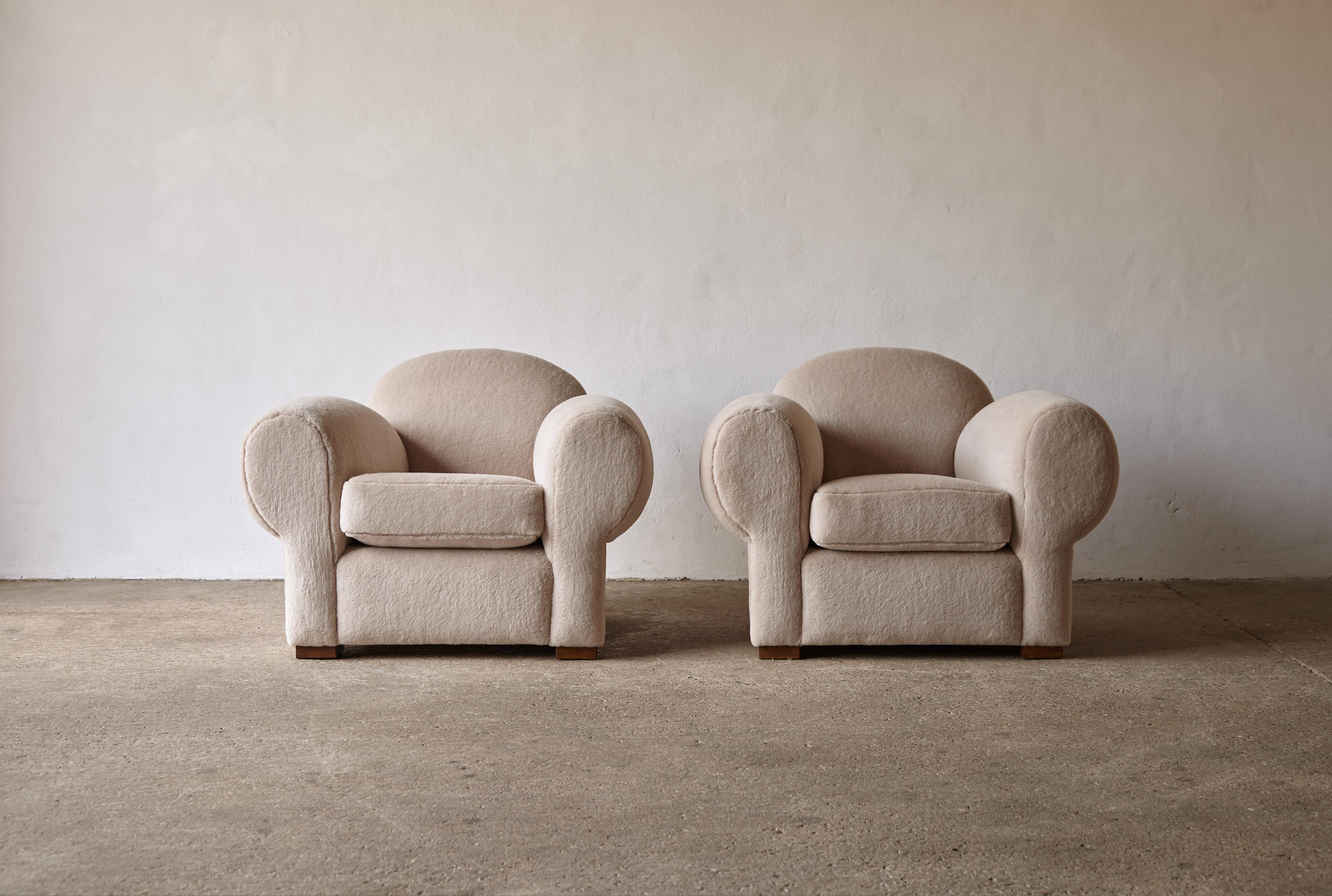 Superbe paire de fauteuils club modernes, tapissés en pur Alpaga. Cadre en hêtre de haute qualité, coussin d'assise en plumes et rembourrage en tissu 100% alpaga ivoire de première qualité.  Fabriqué à la main en Angleterre.   Expédition rapide dans