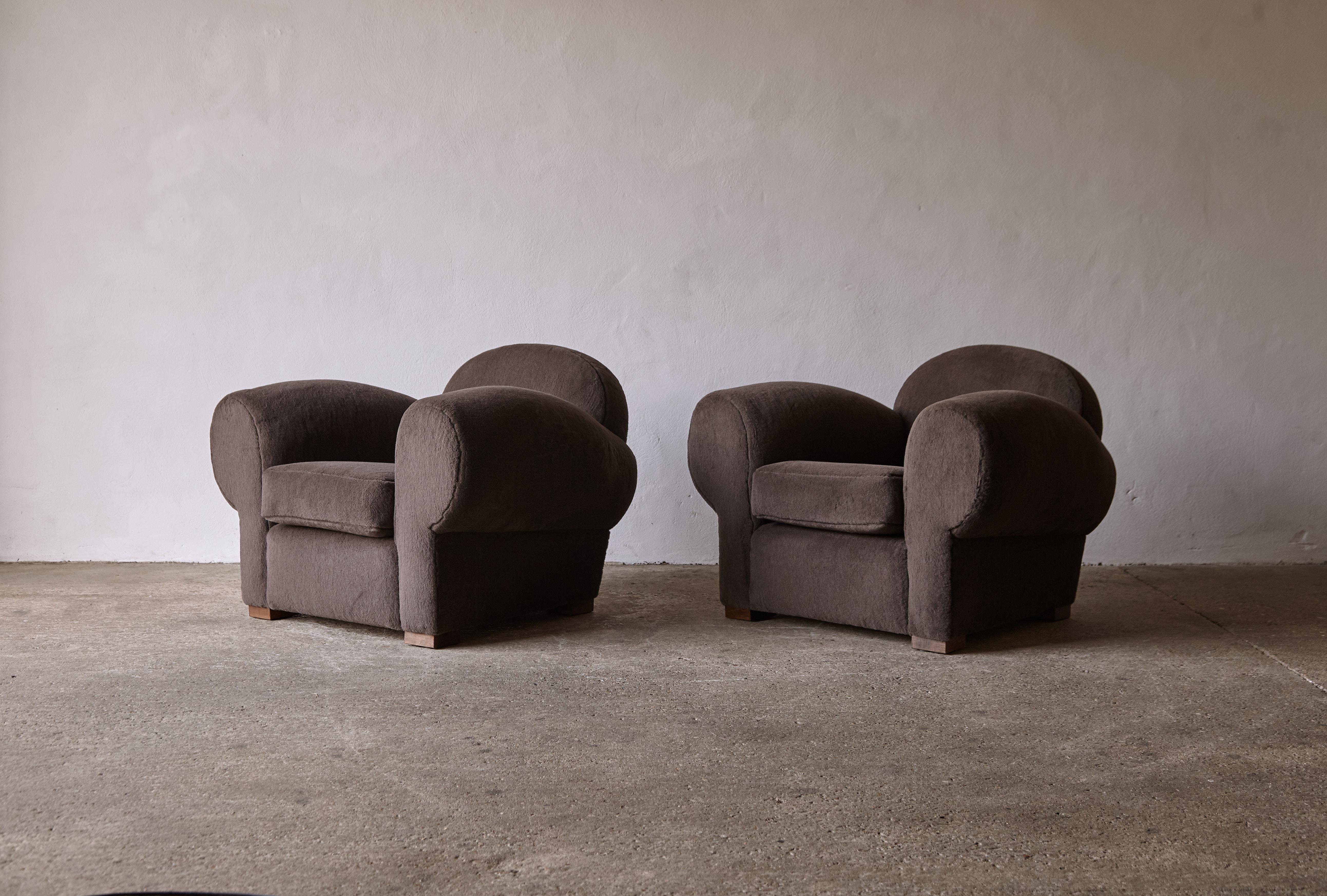 Superbe paire de fauteuils club modernes à assise profonde, revêtus d'Alpaga pur. Cadre en hêtre de haute qualité fabriqué à la main et nouvellement recouvert d'un tissu 100% alpaga de première qualité brun/gris. Expédition rapide dans le monde
