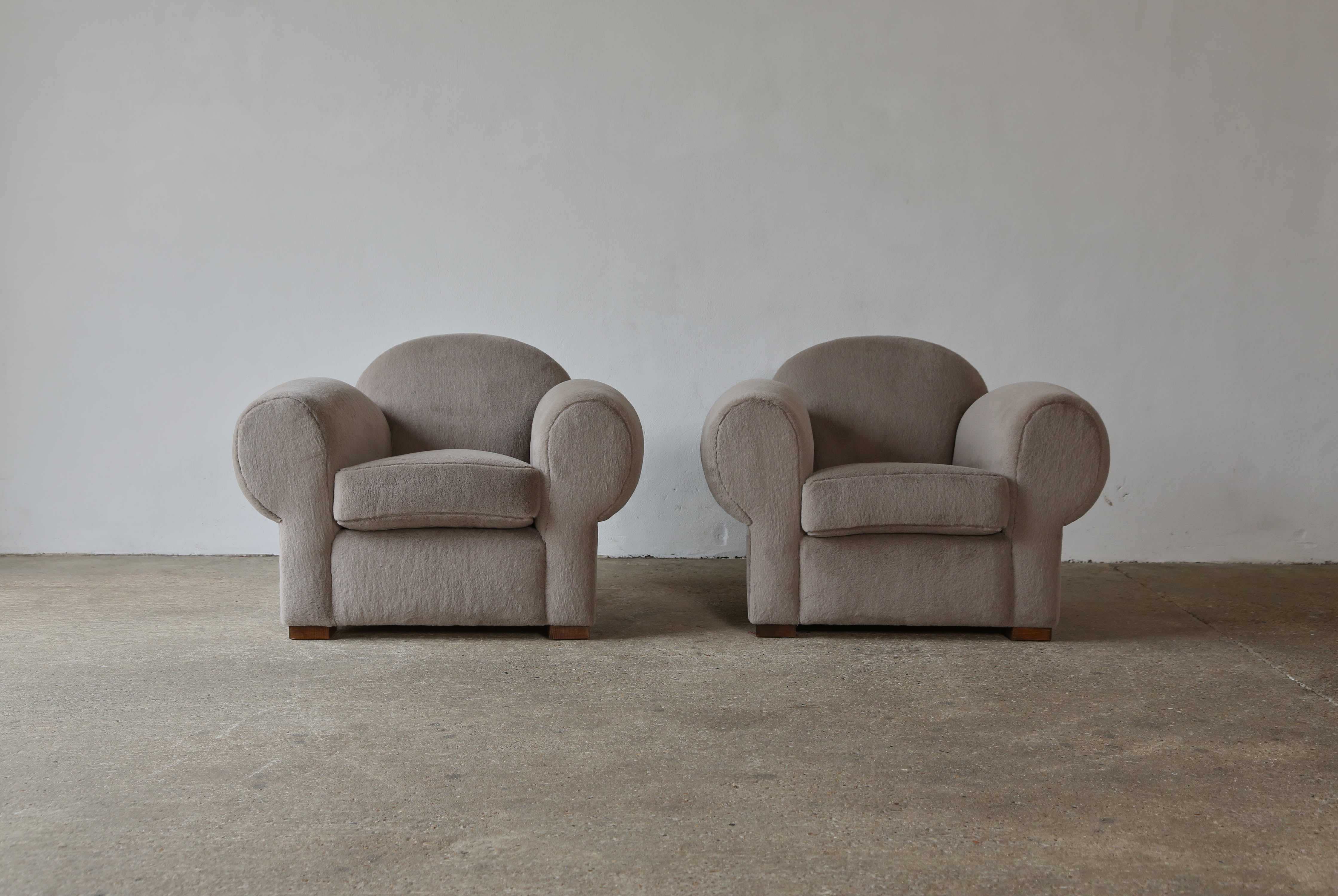 Superbe paire de fauteuils club modernes, tapissés en pur Alpaga. Cadre en hêtre de haute qualité fabriqué à la main et nouvellement revêtu d'un luxueux tissu gris 100 % alpaga. Expédition rapide dans le monde entier.

Mesures : H 78cm
L 98cm
D