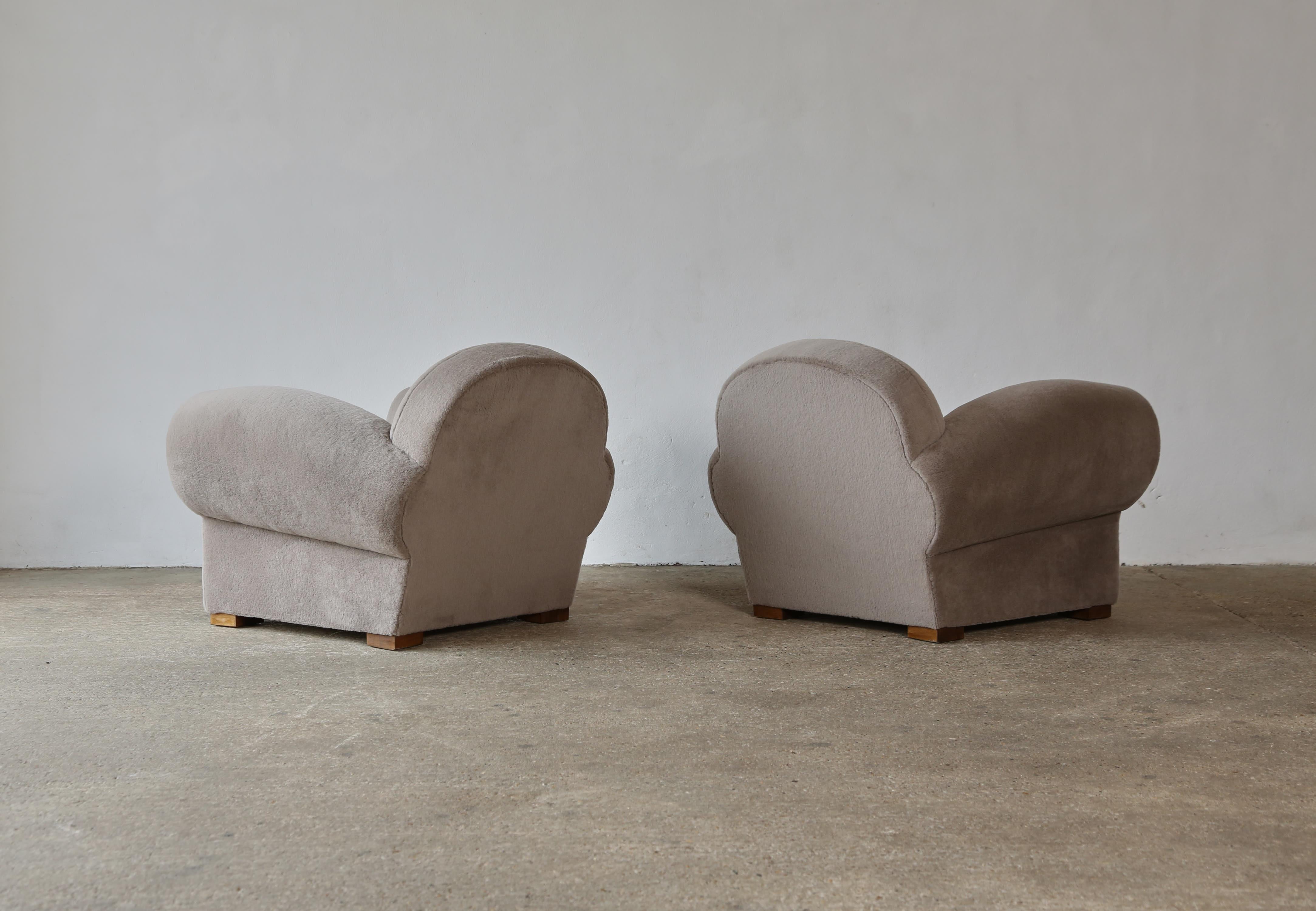 Alpaga Superbe paire de fauteuils club, tapissés en pure alpaga en vente