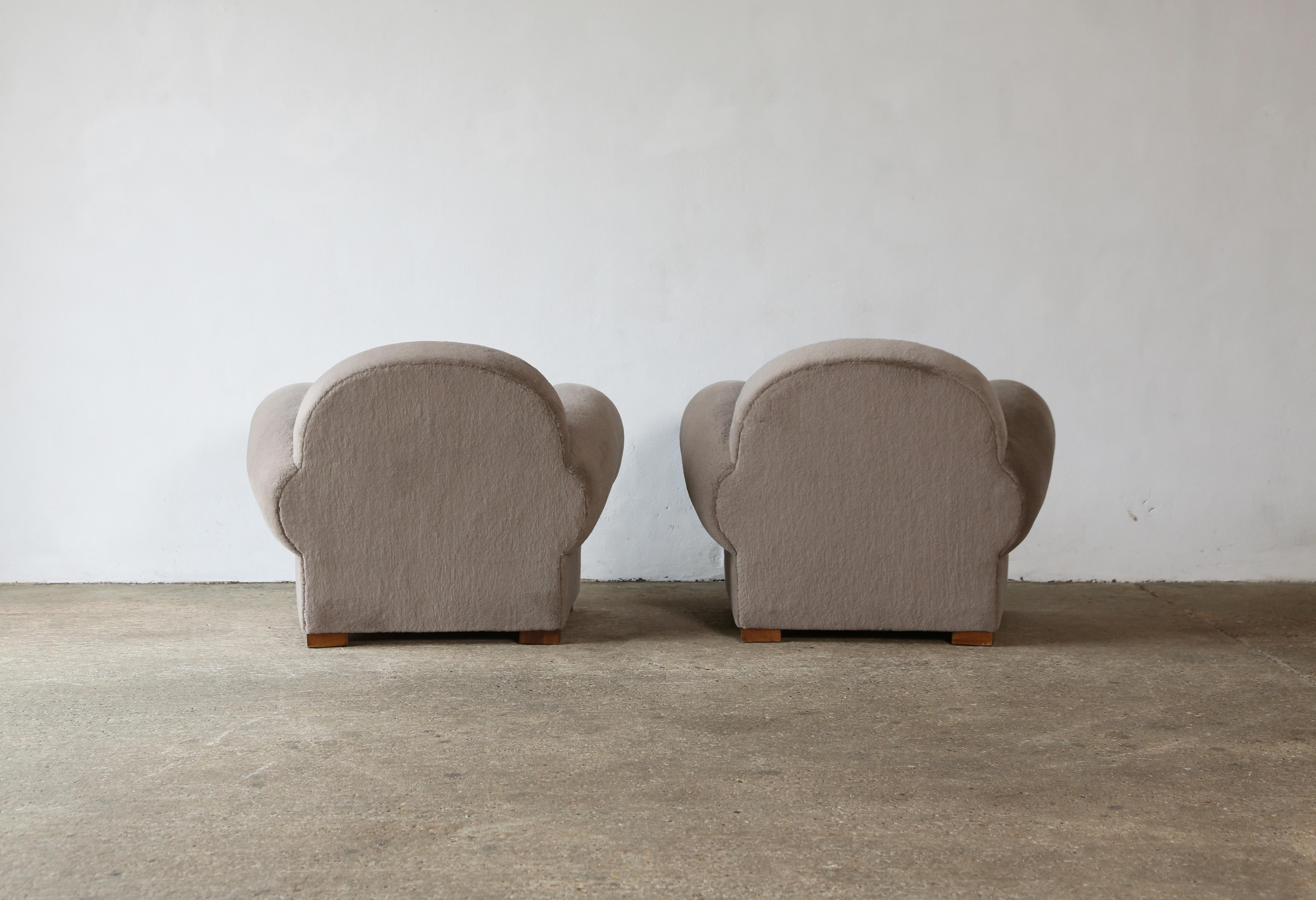 Superbe paire de fauteuils club, tapissés en pure alpaga en vente 1