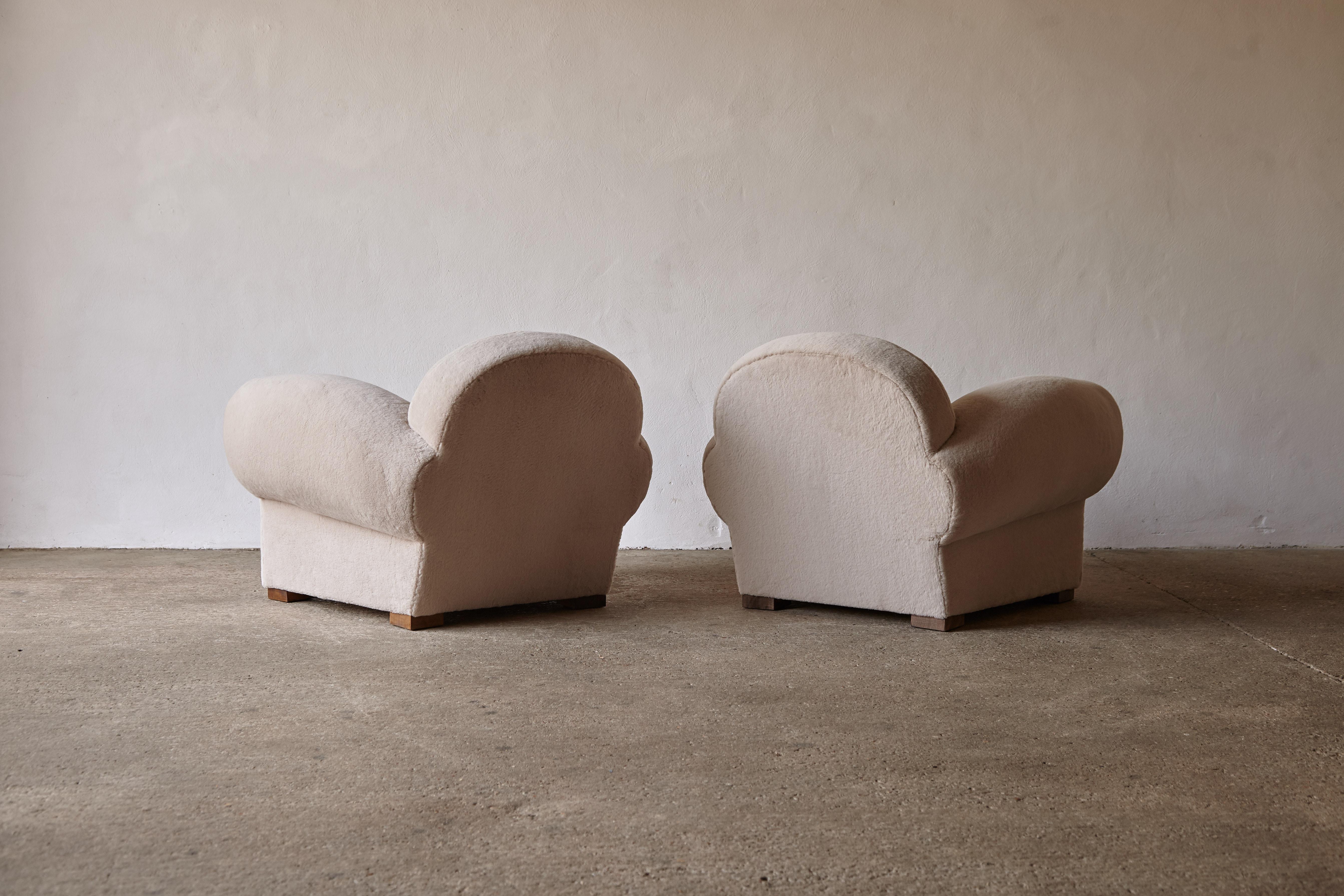 Superbe paire de fauteuils club, tapissés en pure alpaga en vente 1