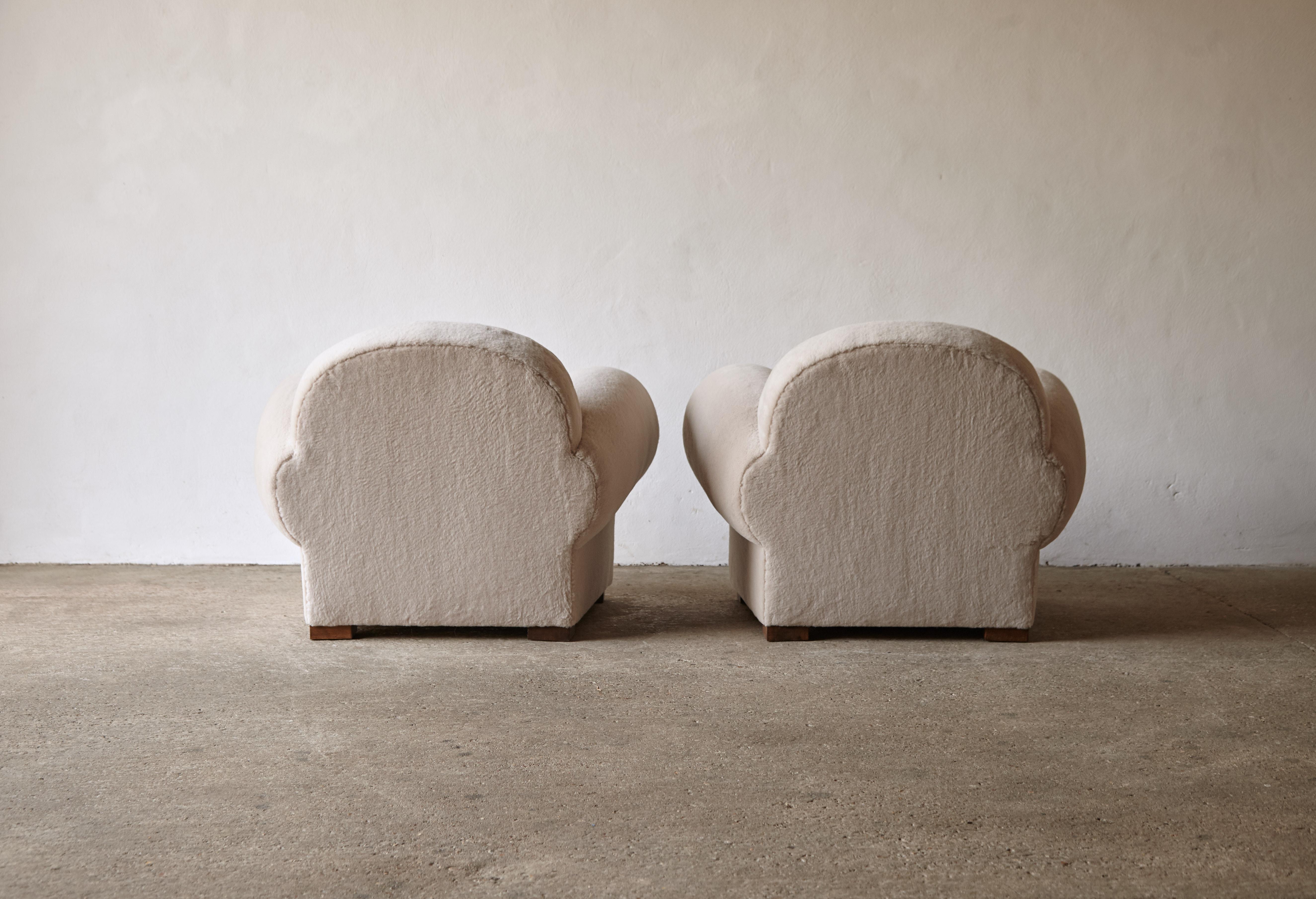 Superbe paire de fauteuils club, tapissés en pure alpaga en vente 2