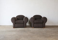 Splendida coppia di poltrone Club, rivestite in pura alpaca color taupe