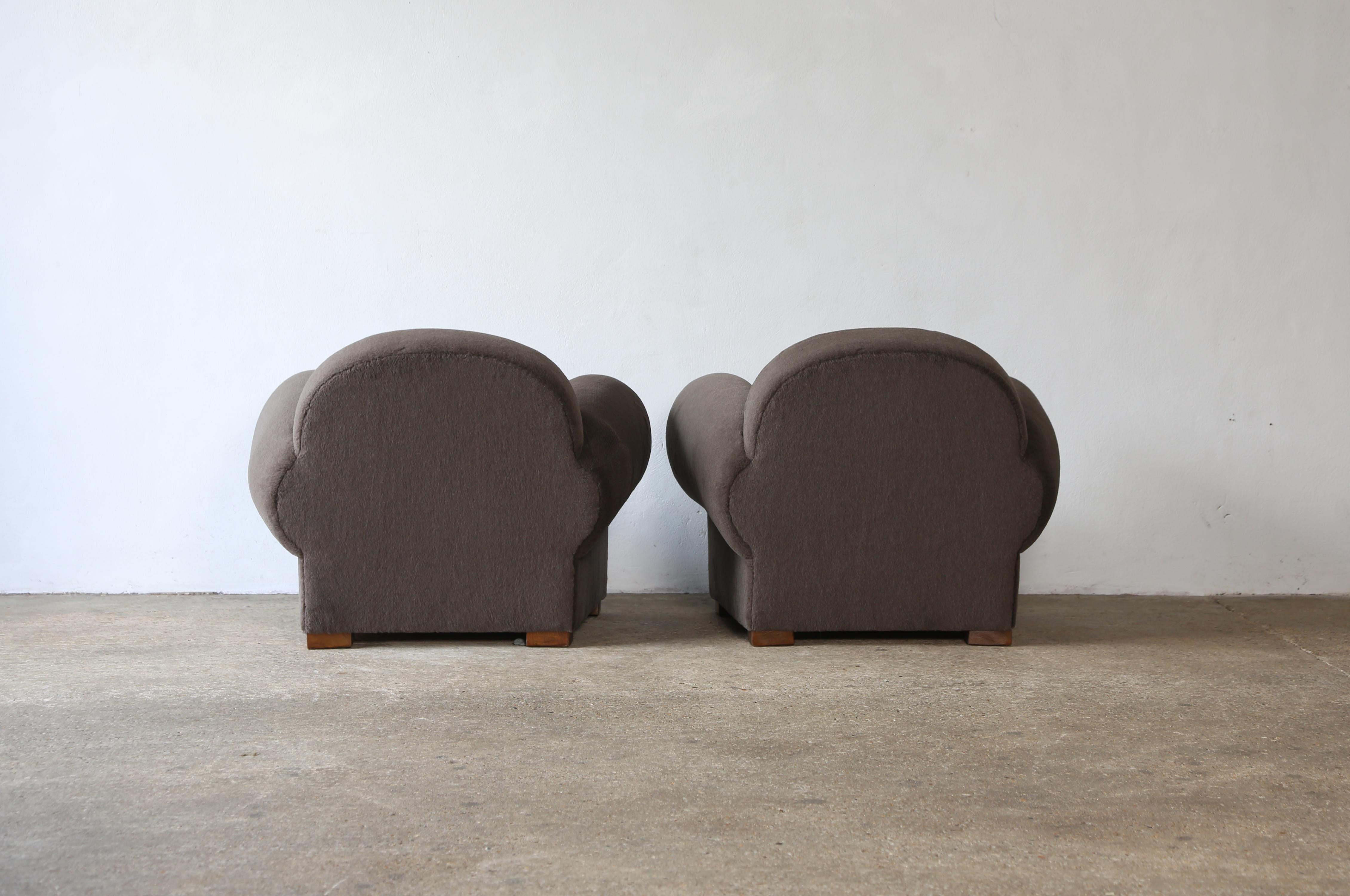Superbe paire de fauteuils club avec repose-pieds, tapissés en alpaga pure en vente 3