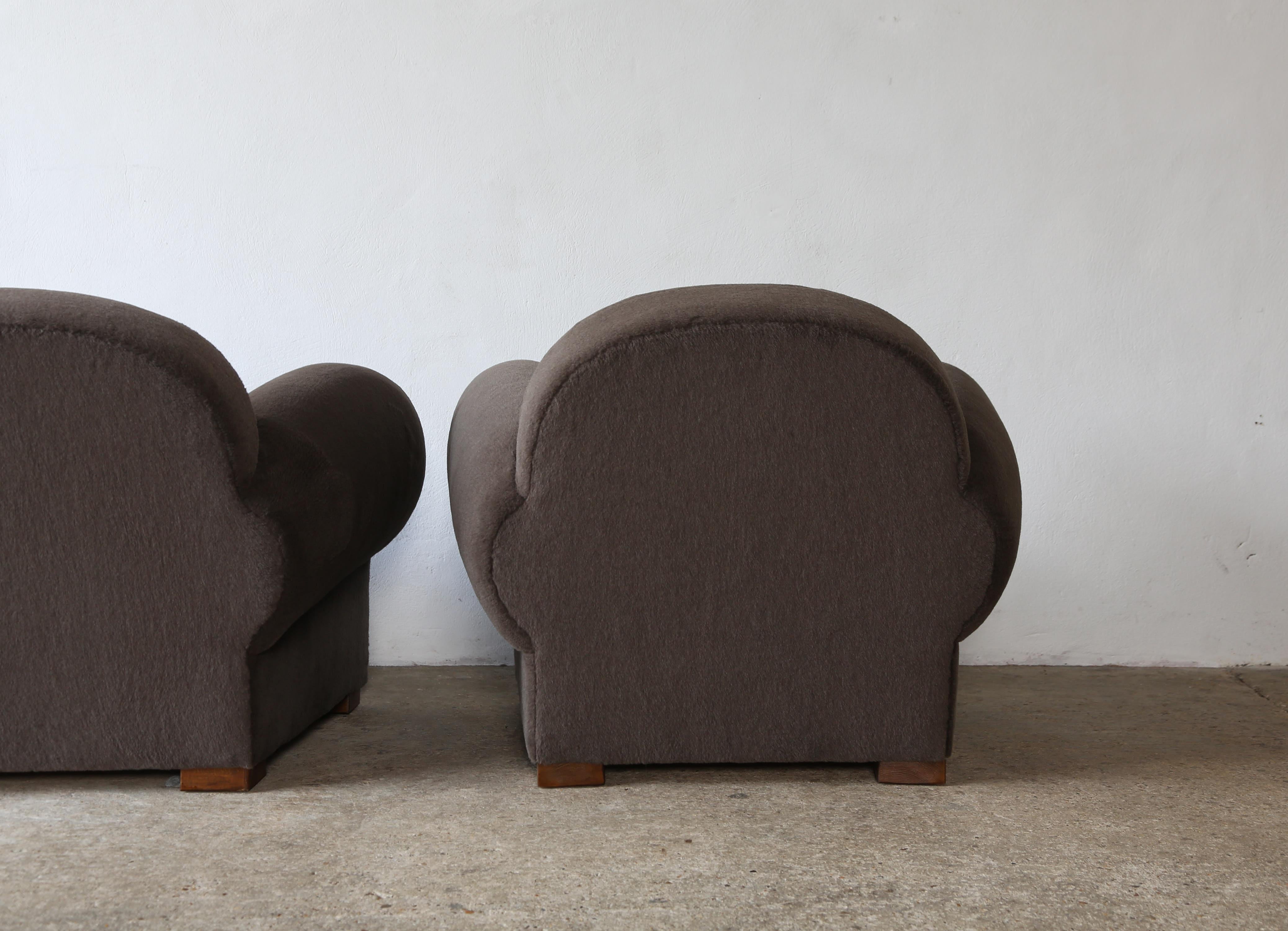 Superbe paire de fauteuils club avec repose-pieds, tapissés en alpaga pure en vente 4