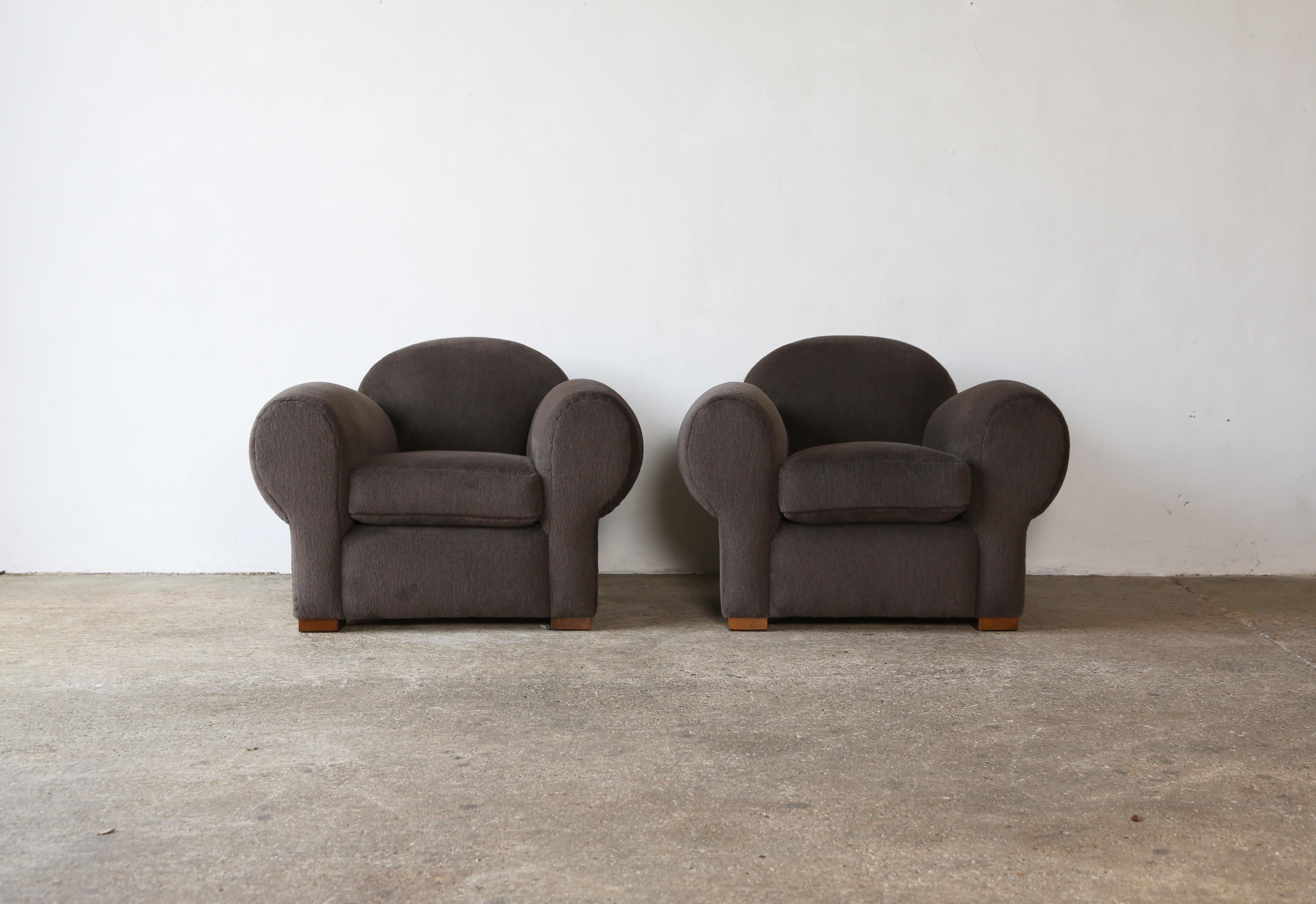 Britannique Superbe paire de fauteuils club avec repose-pieds, tapissés en alpaga pure en vente