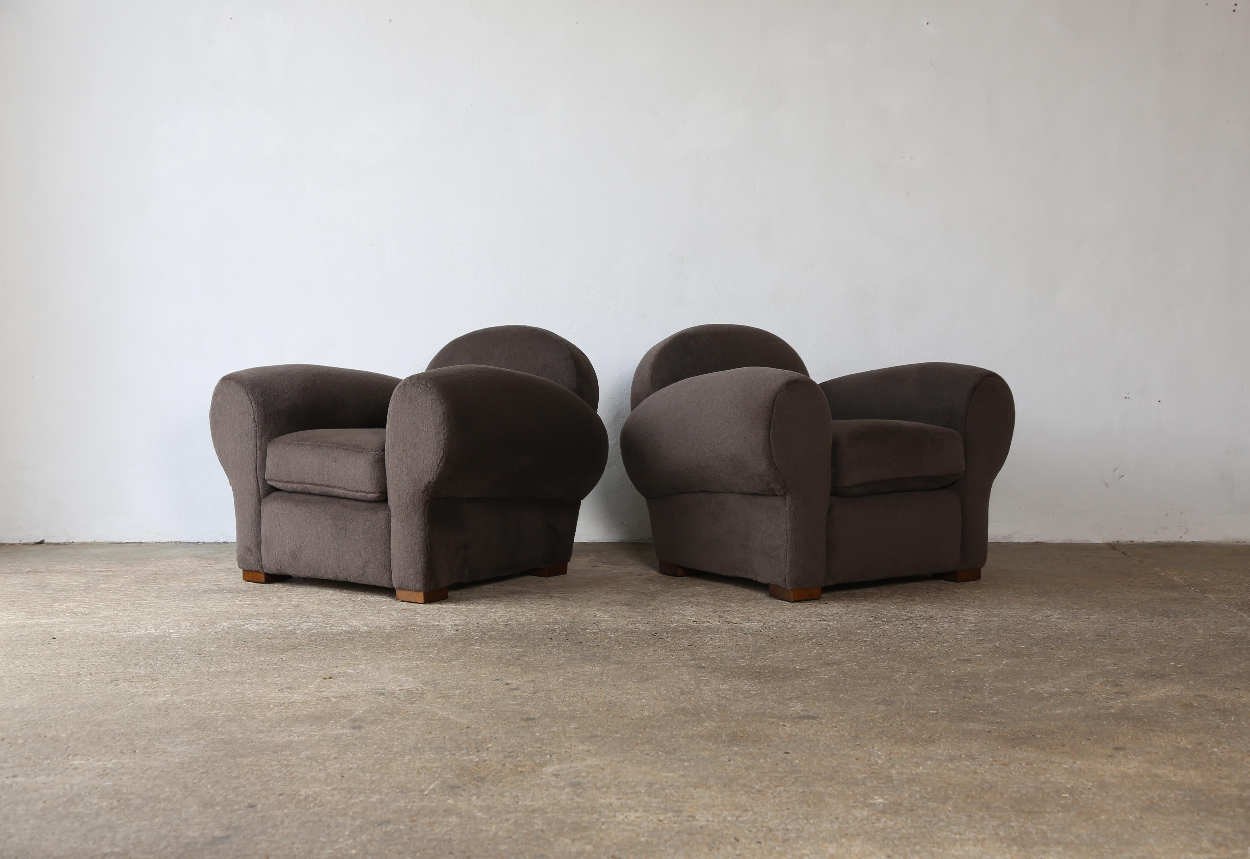 Superbe paire de fauteuils club avec repose-pieds, tapissés en alpaga pure Bon état - En vente à LEWES, GB