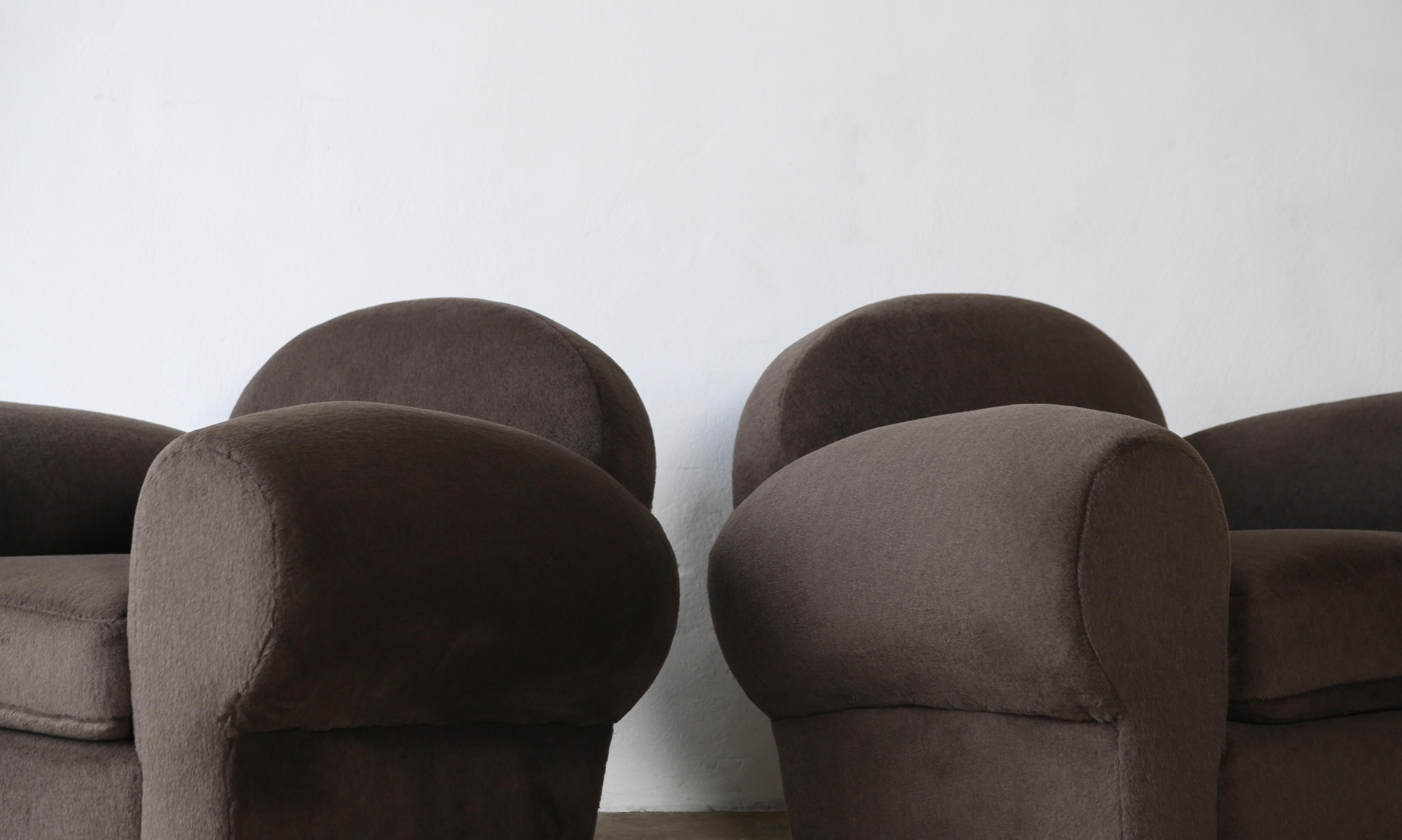 Alpaga Superbe paire de fauteuils club avec repose-pieds, tapissés en alpaga pure en vente