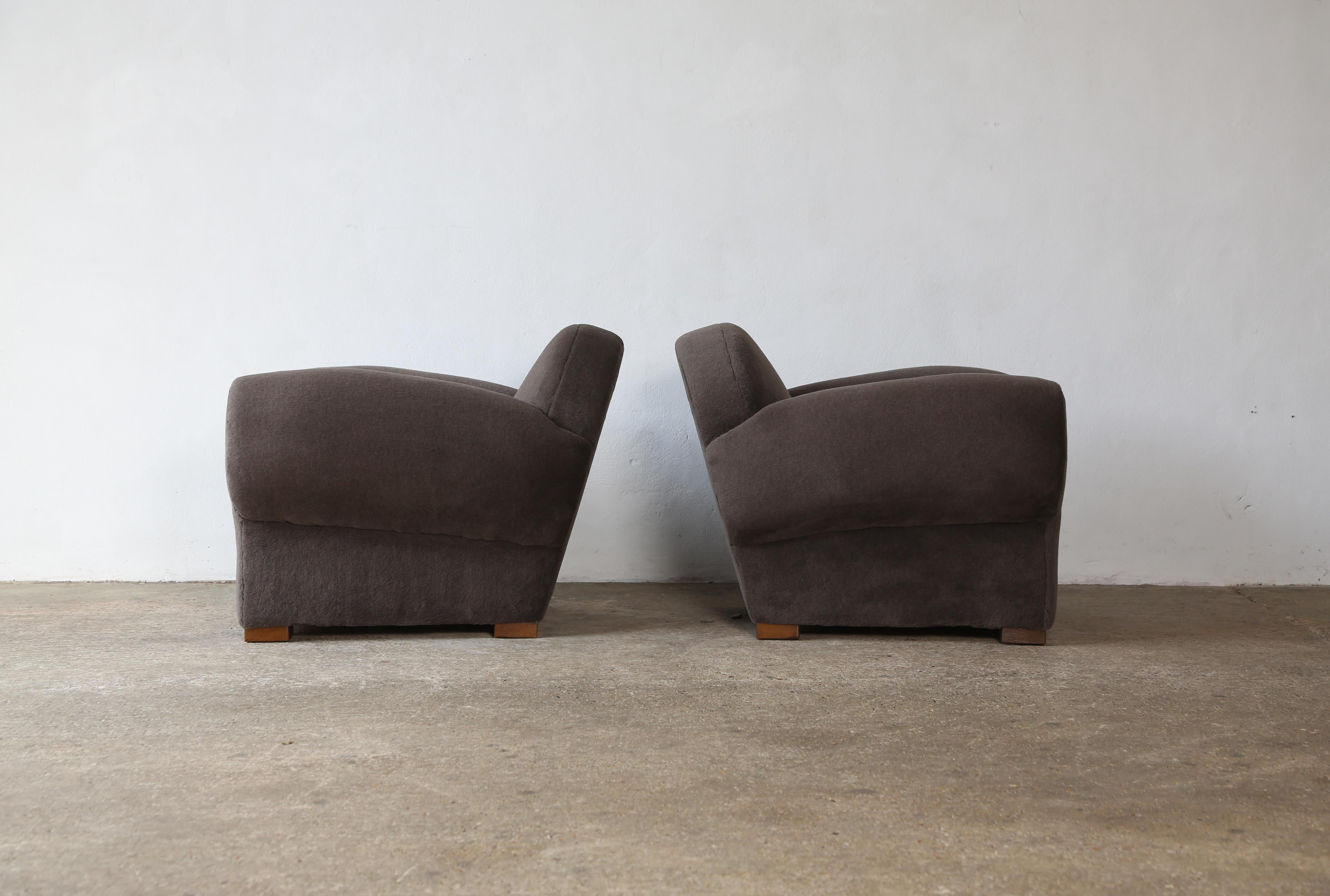 Superbe paire de fauteuils club avec repose-pieds, tapissés en alpaga pure en vente 1