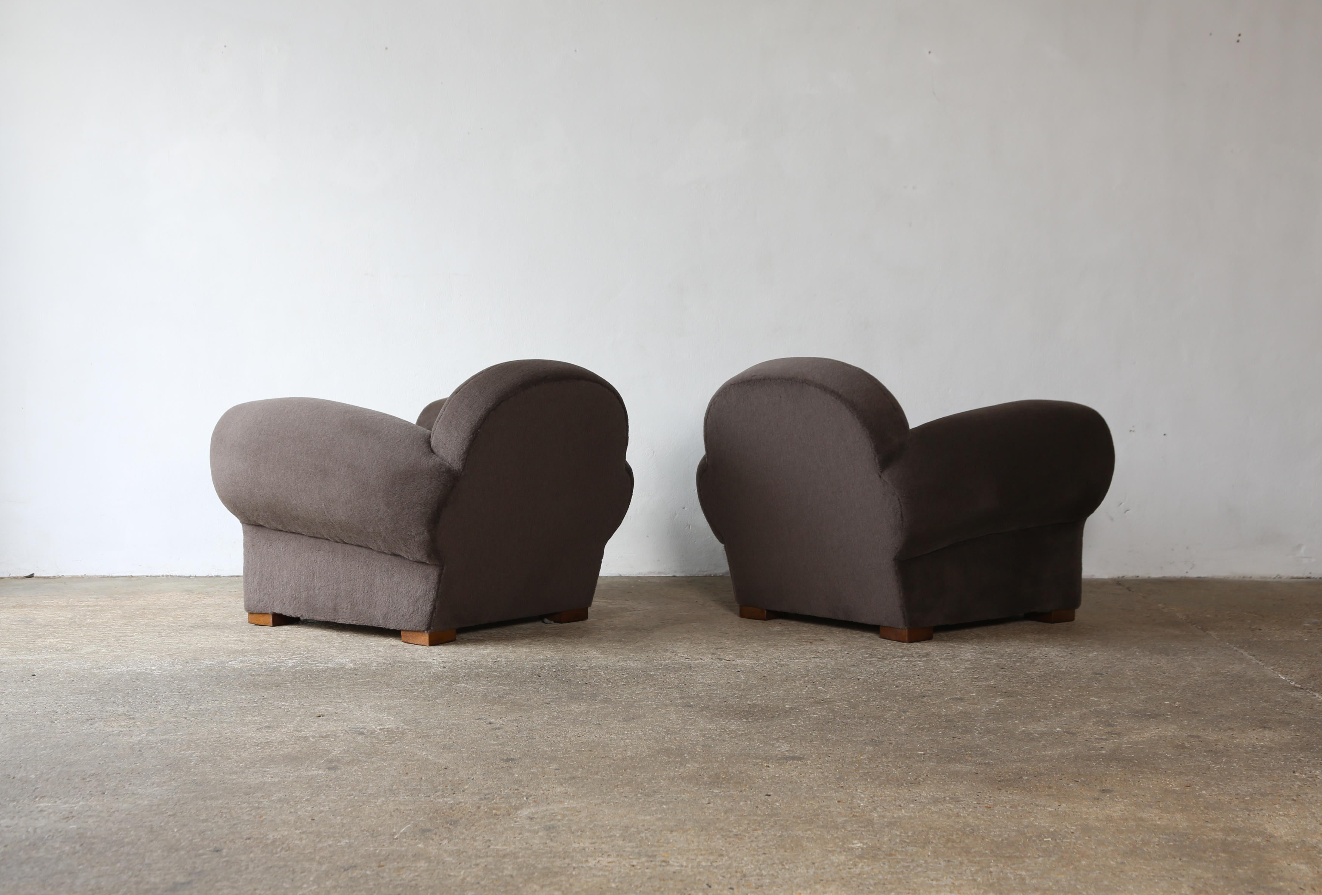 Superbe paire de fauteuils club avec repose-pieds, tapissés en alpaga pure en vente 2