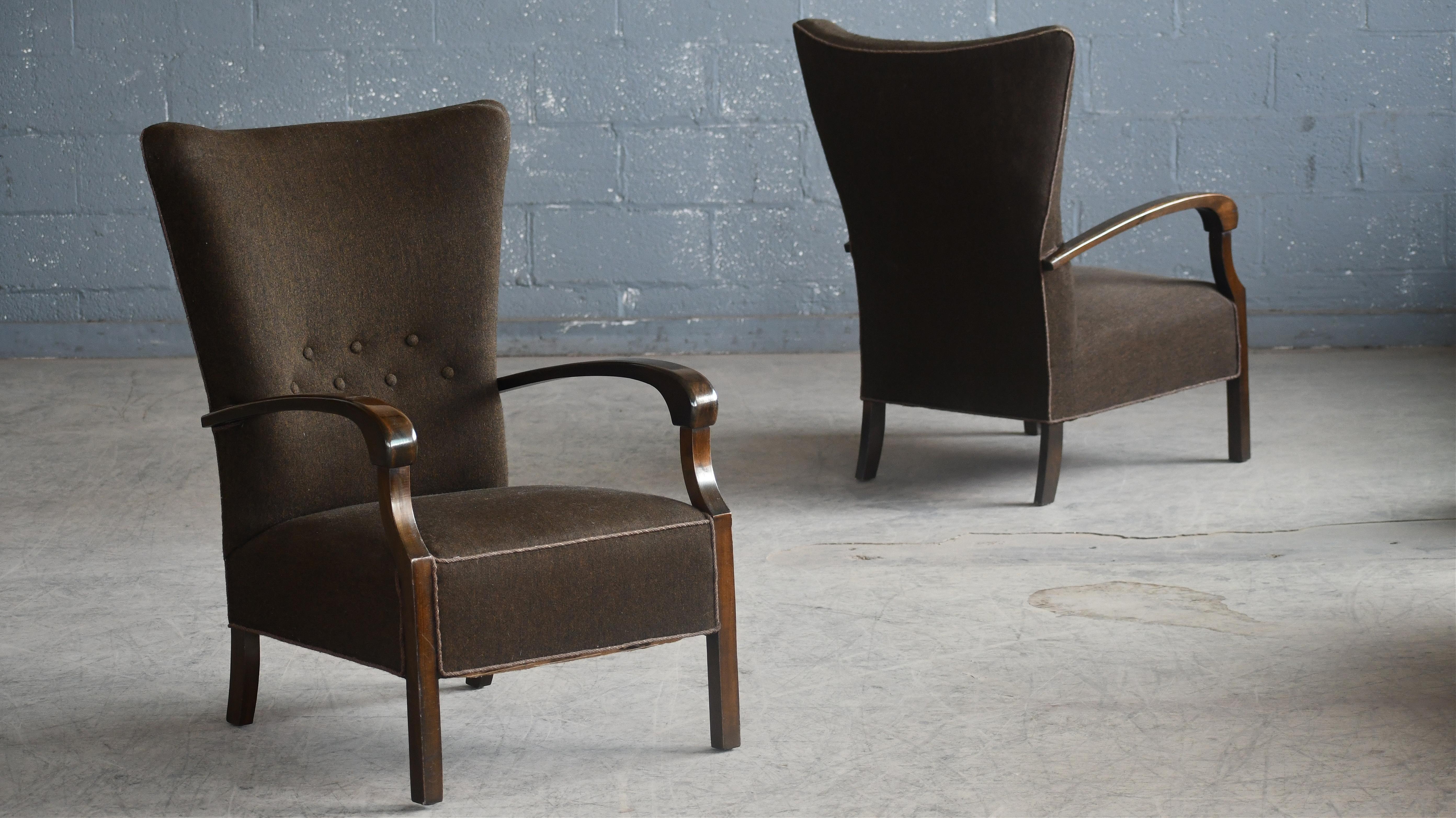 Superbes chaises danoises de la fin de l'Art déco du début du siècle dernier, datant de la fin des années 1930 ou du début des années 1940, avec des coussins à ressorts, de magnifiques accoudoirs ouverts et des pieds sculptés dans du bouleau massif