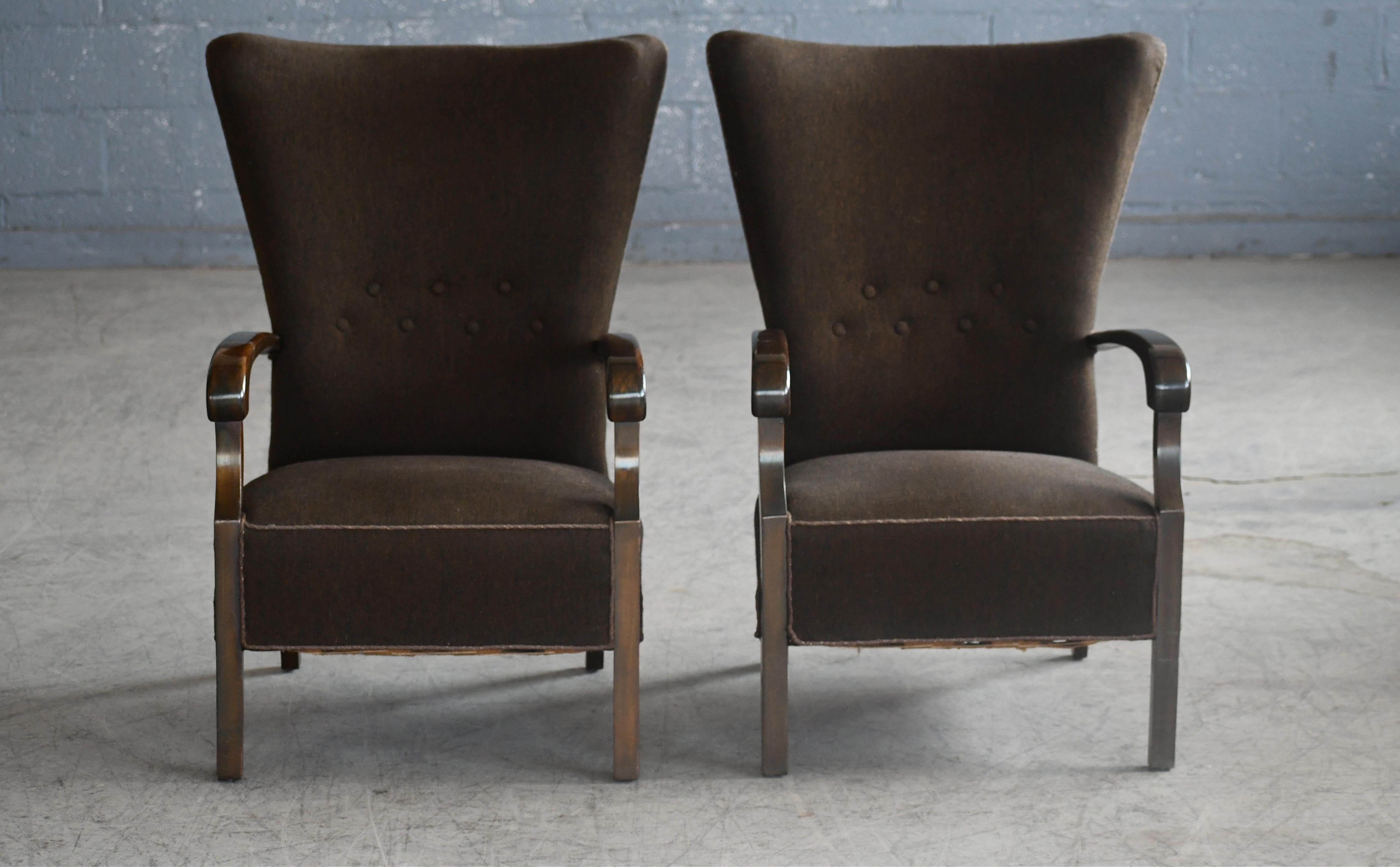 Scandinave moderne Superbe paire de chaises longues danoises Art Déco de la fin de l'ère avec accoudoirs en bois sculpté en vente