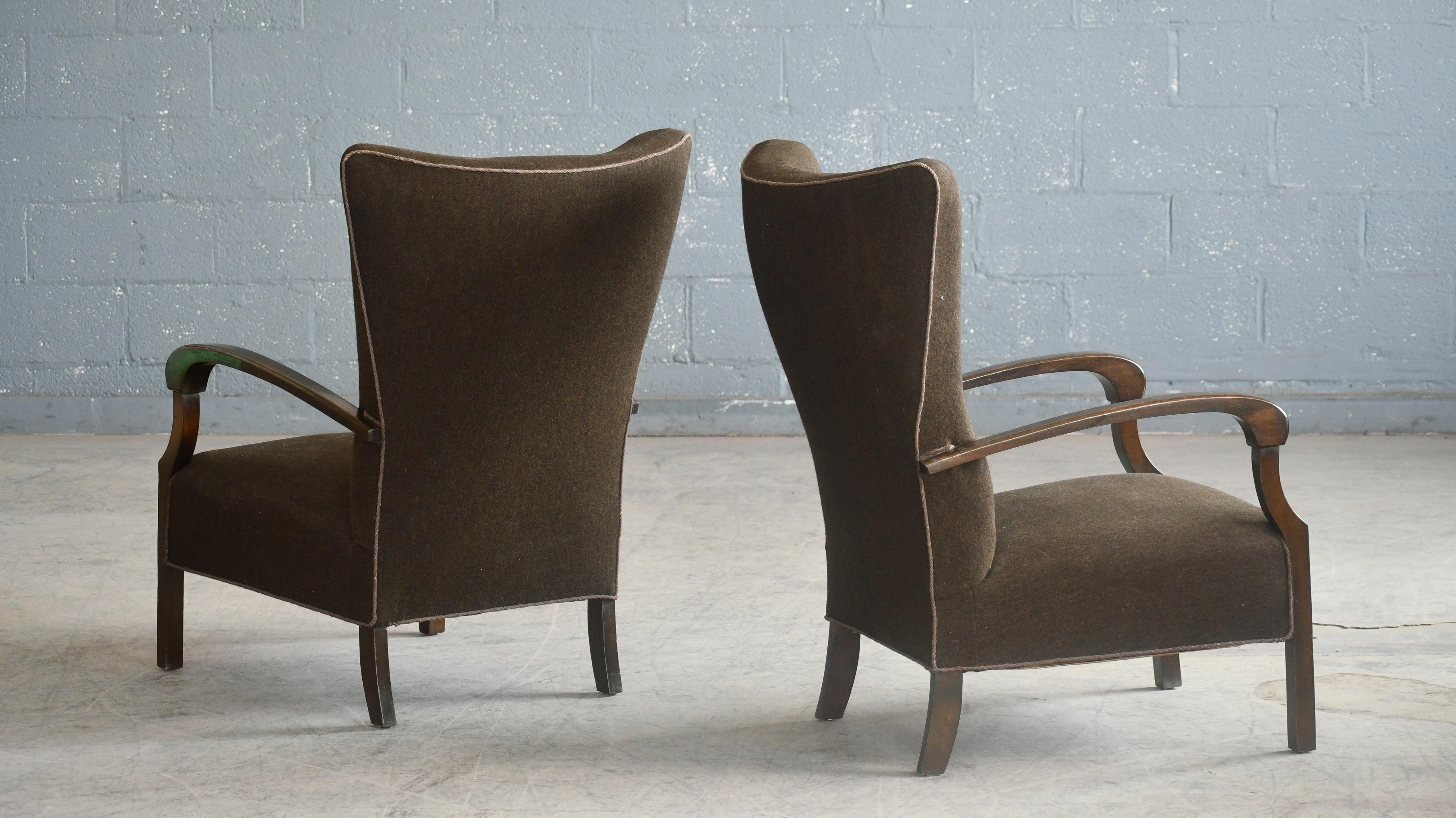 Danois Superbe paire de chaises longues danoises Art Déco de la fin de l'ère avec accoudoirs en bois sculpté en vente