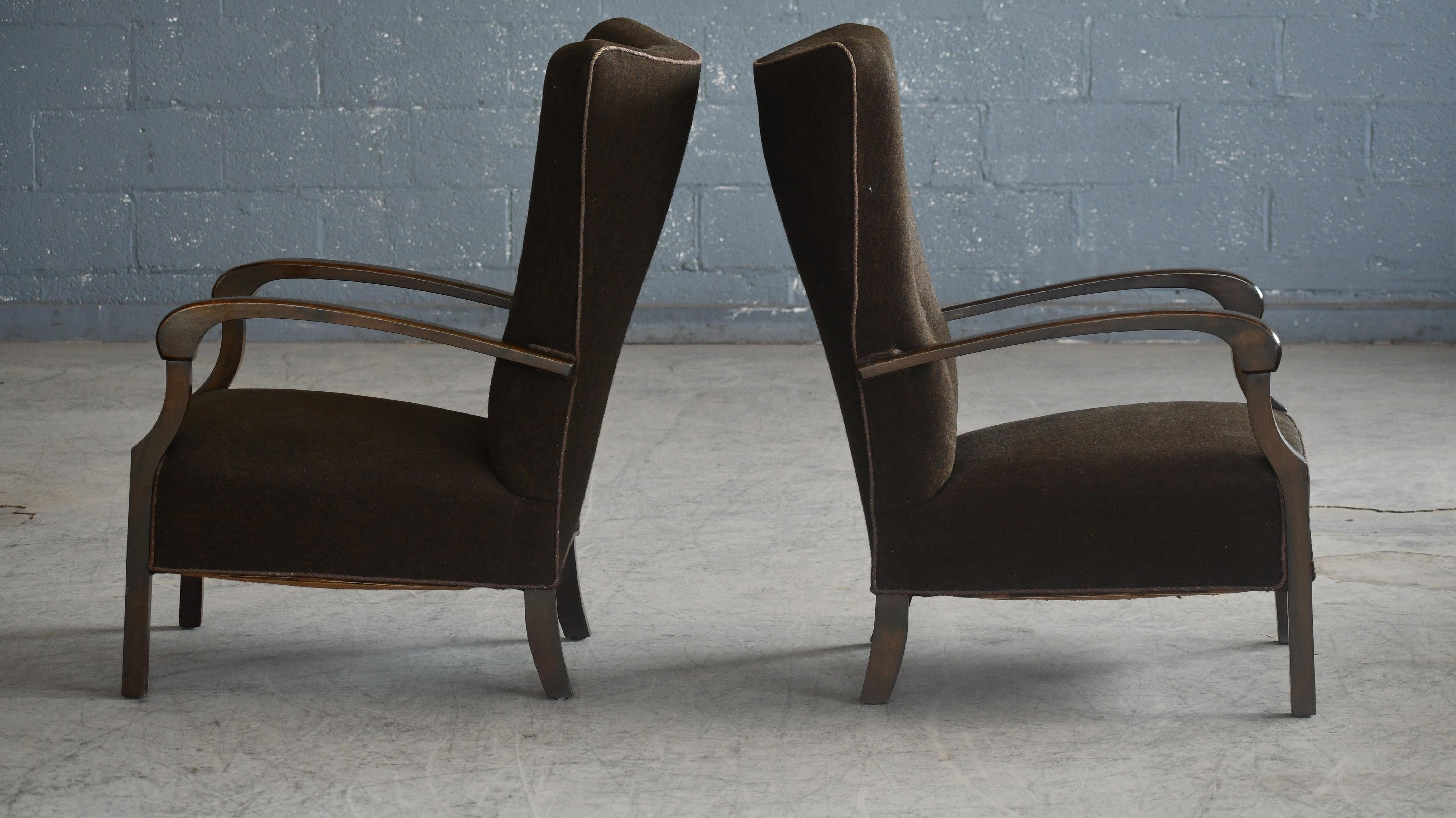Superbe paire de chaises longues danoises Art Déco de la fin de l'ère avec accoudoirs en bois sculpté Bon état - En vente à Bridgeport, CT