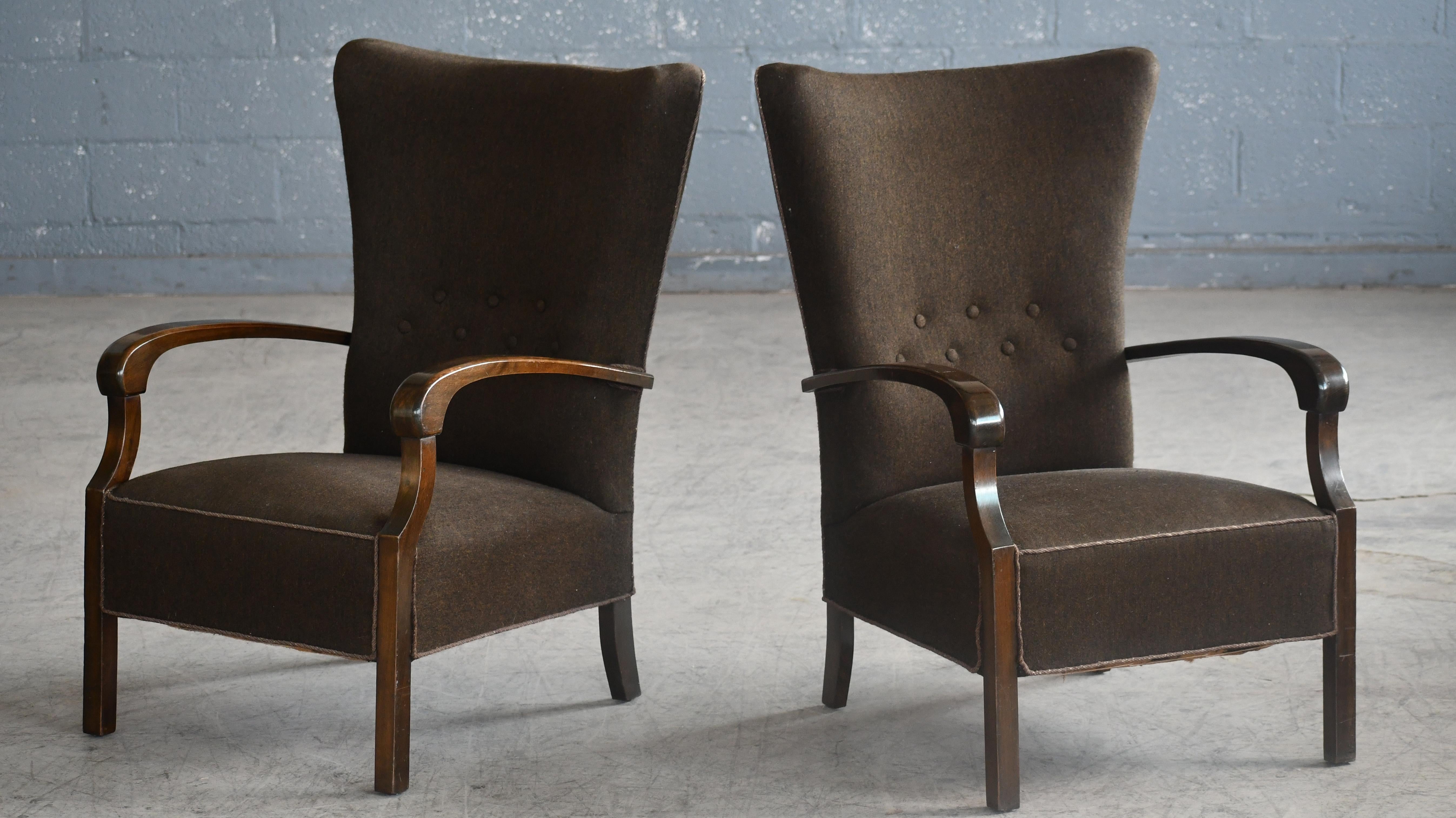 Milieu du XXe siècle Superbe paire de chaises longues danoises Art Déco de la fin de l'ère avec accoudoirs en bois sculpté en vente