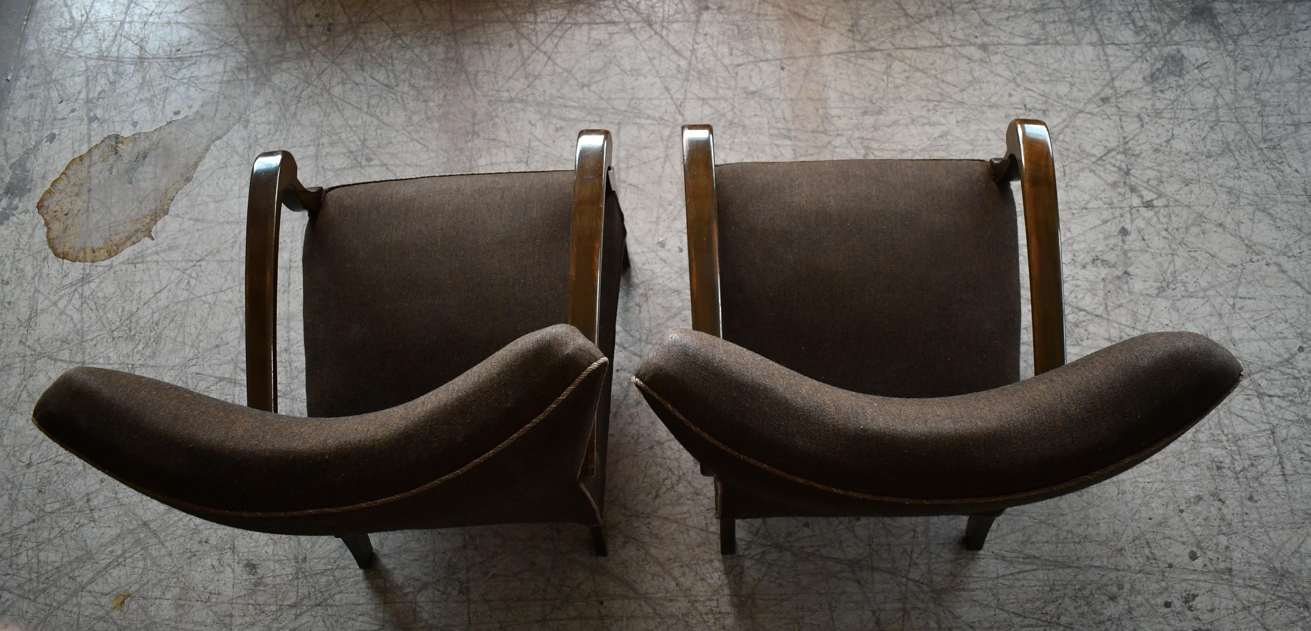 Superbe paire de chaises longues danoises Art Déco de la fin de l'ère avec accoudoirs en bois sculpté en vente 1