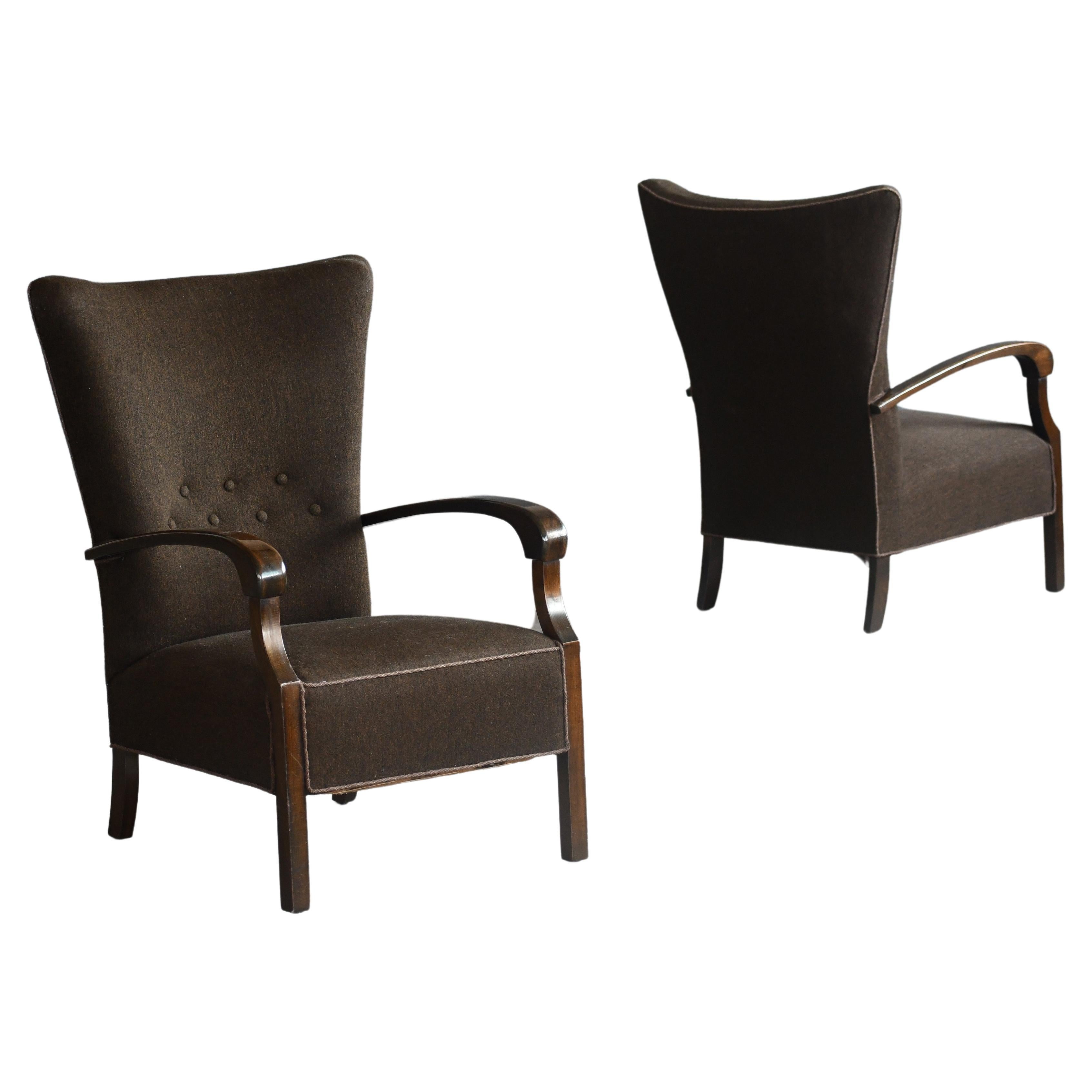 Splendida coppia di sedie da salotto danese tardo Art Deco con braccioli in Wood intagliato