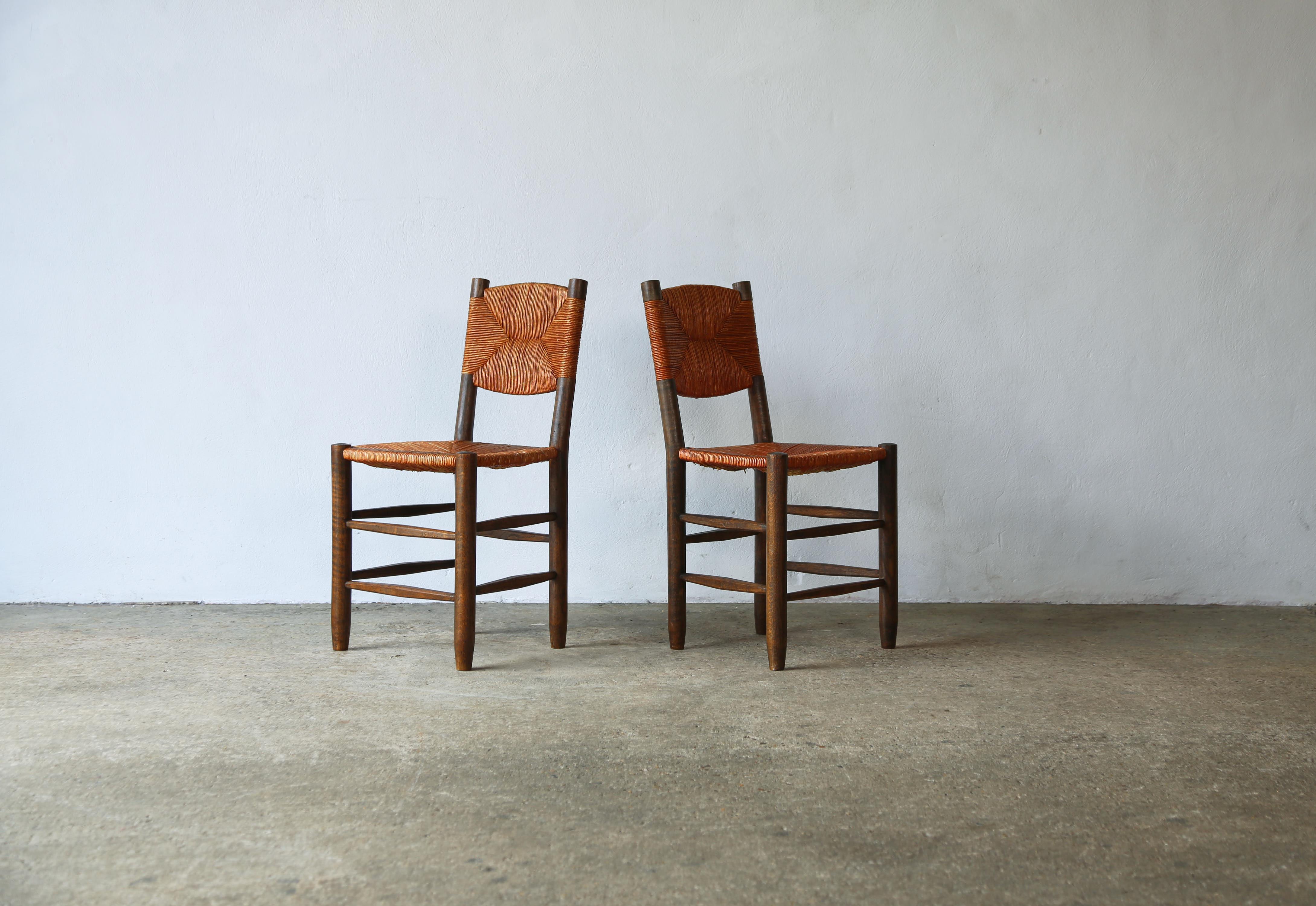 20ième siècle Superbe paire de chaises Charlotte Perriand modèle 19 Bauche, France, années 1950 en vente