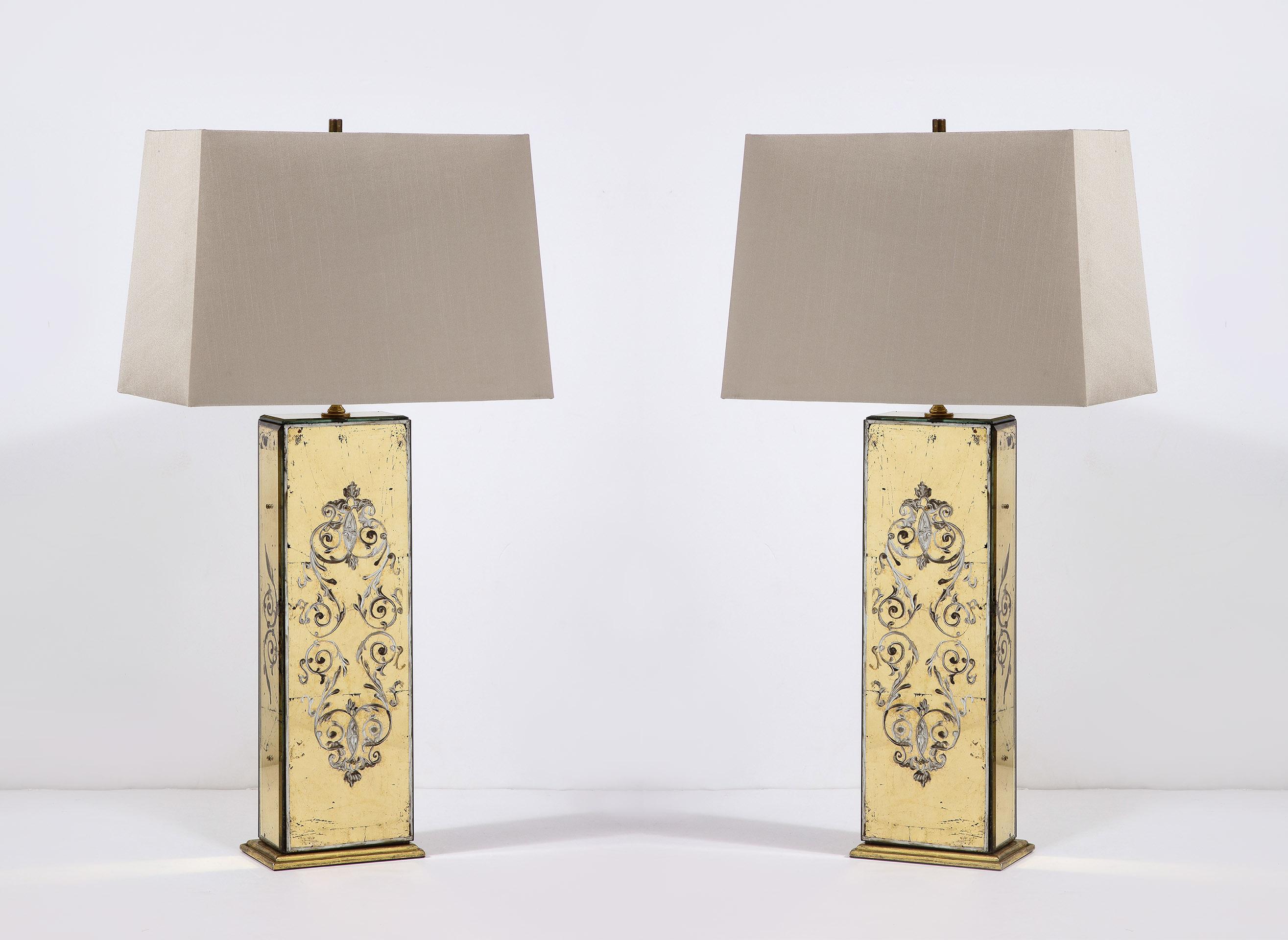 Jede Lampe ist an allen vier Seiten verspiegelt und mit einer vergoldeten und bemalten Eglomisé-Oberfläche verziert, montiert auf einem Sockel aus vergoldetem Holz
(Farbtöne werden verkauft wie sie sind)