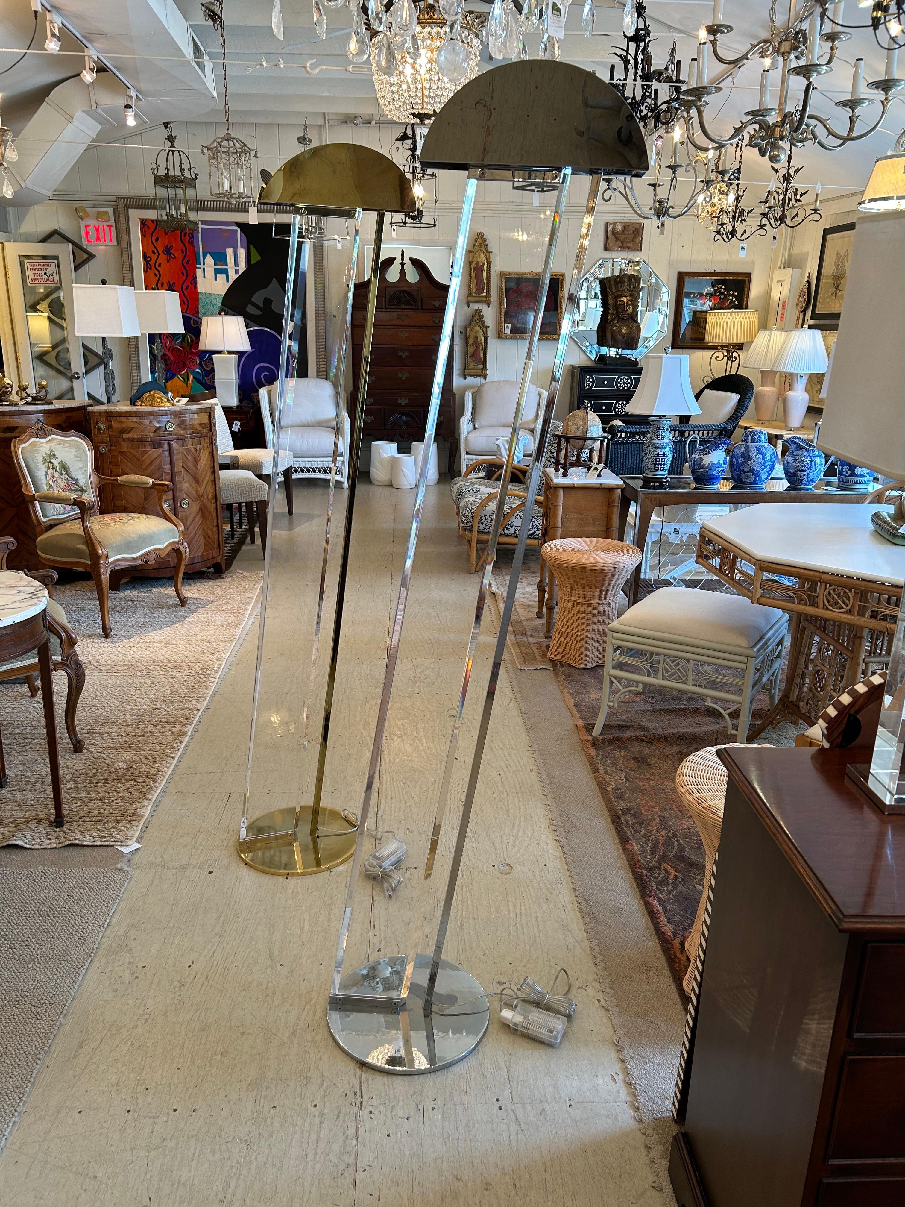 Una sorprendente coppia di lampade da terra di design Fredrick Ramond della metà del secolo scorso, con forma angolare in lucite, una con base cromata e piano a forma di torta;  l'altro ottone.  Cablata di recente e dotata di dimmer.  Utilizza