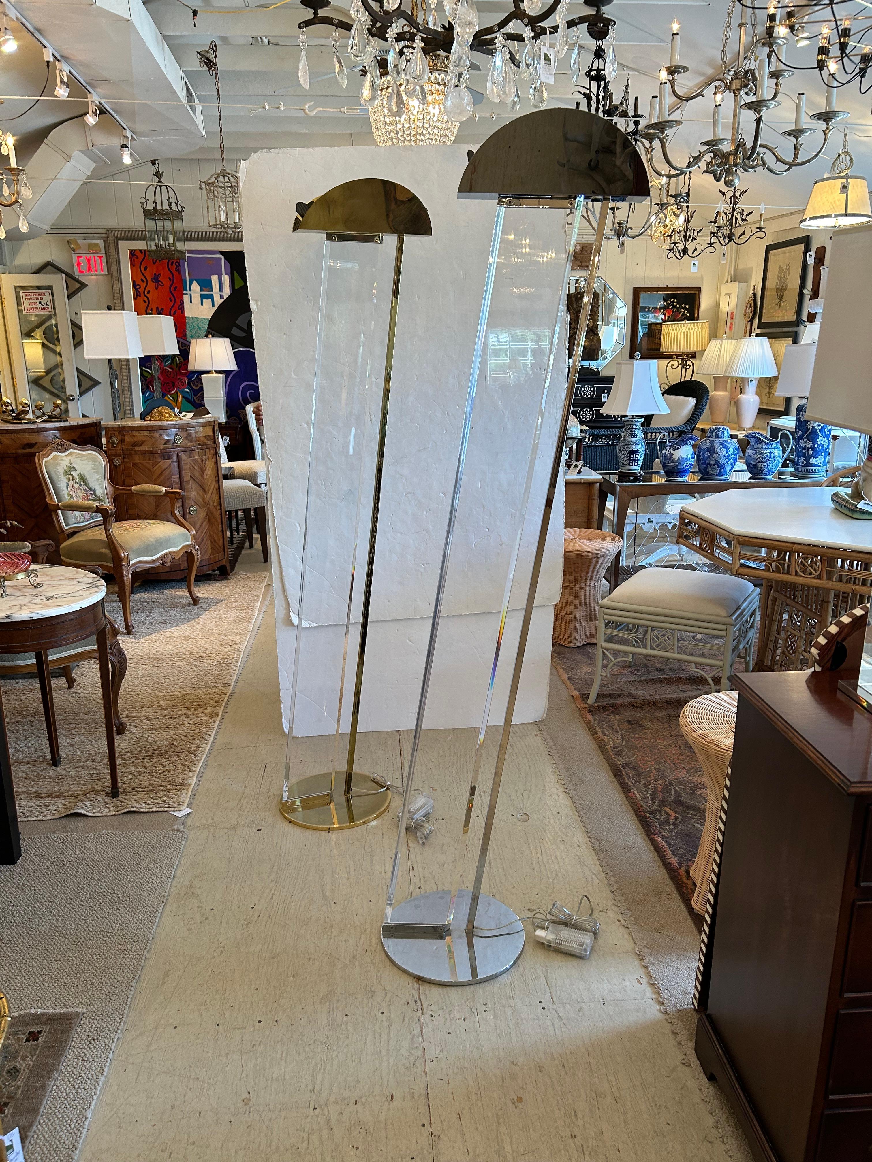 Ottone Superba coppia di lampade da terra alte scultoree in lucite e cromo di F. Ramond in vendita
