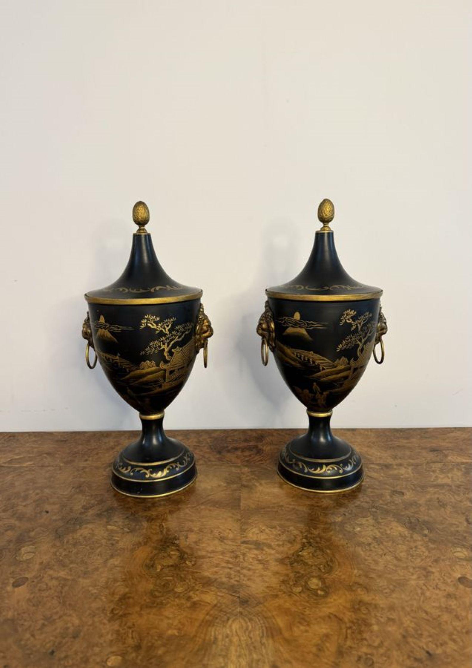 Hervorragendes Paar französischer handbemalter Toleware-Urnen aus Kastanienholz  (20. Jahrhundert) im Angebot