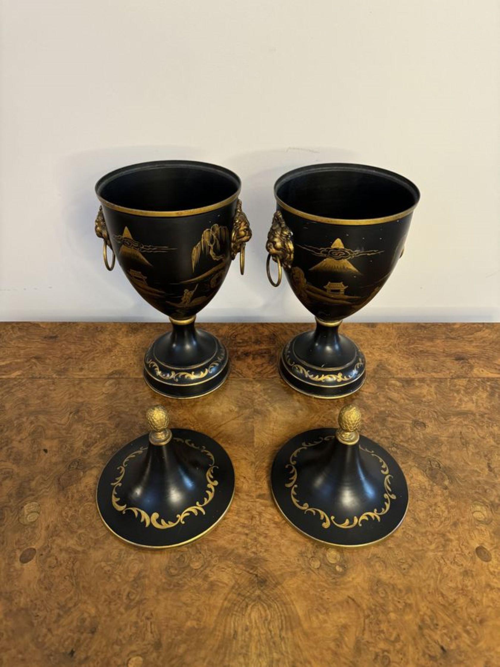 Hervorragendes Paar französischer handbemalter Toleware-Urnen aus Kastanienholz  (Keramik) im Angebot