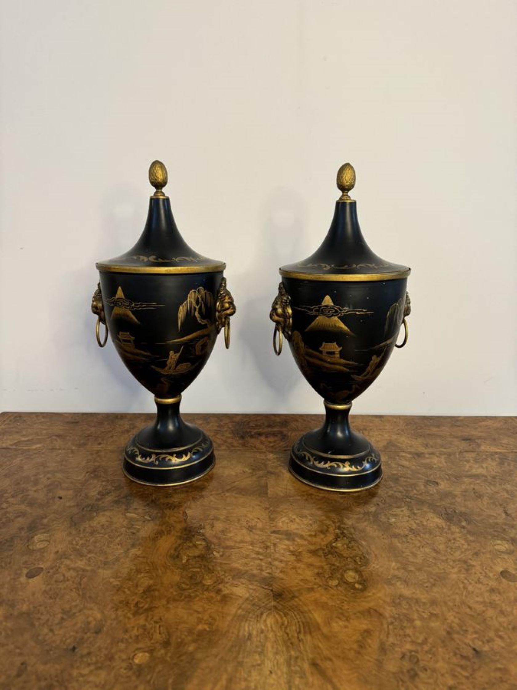 Superbe paire d'urnes françaises peintes à la main en châtaignier peint  en vente 1