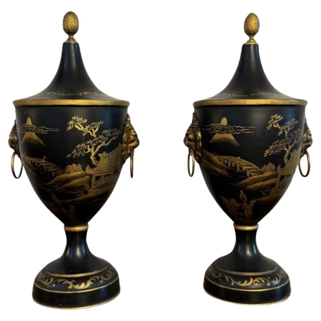 Hervorragendes Paar französischer handbemalter Toleware-Urnen aus Kastanienholz  im Angebot