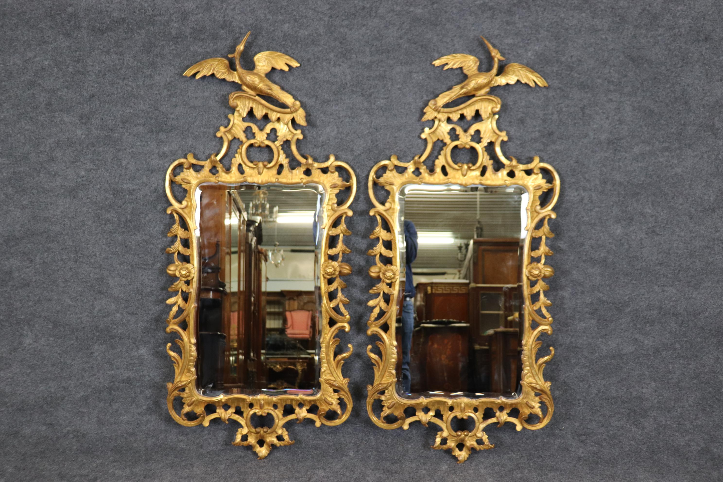 Magnífico par de espejos dorados Carver's Guild Phoenix Birds Left and Right Pair Georgiano en venta