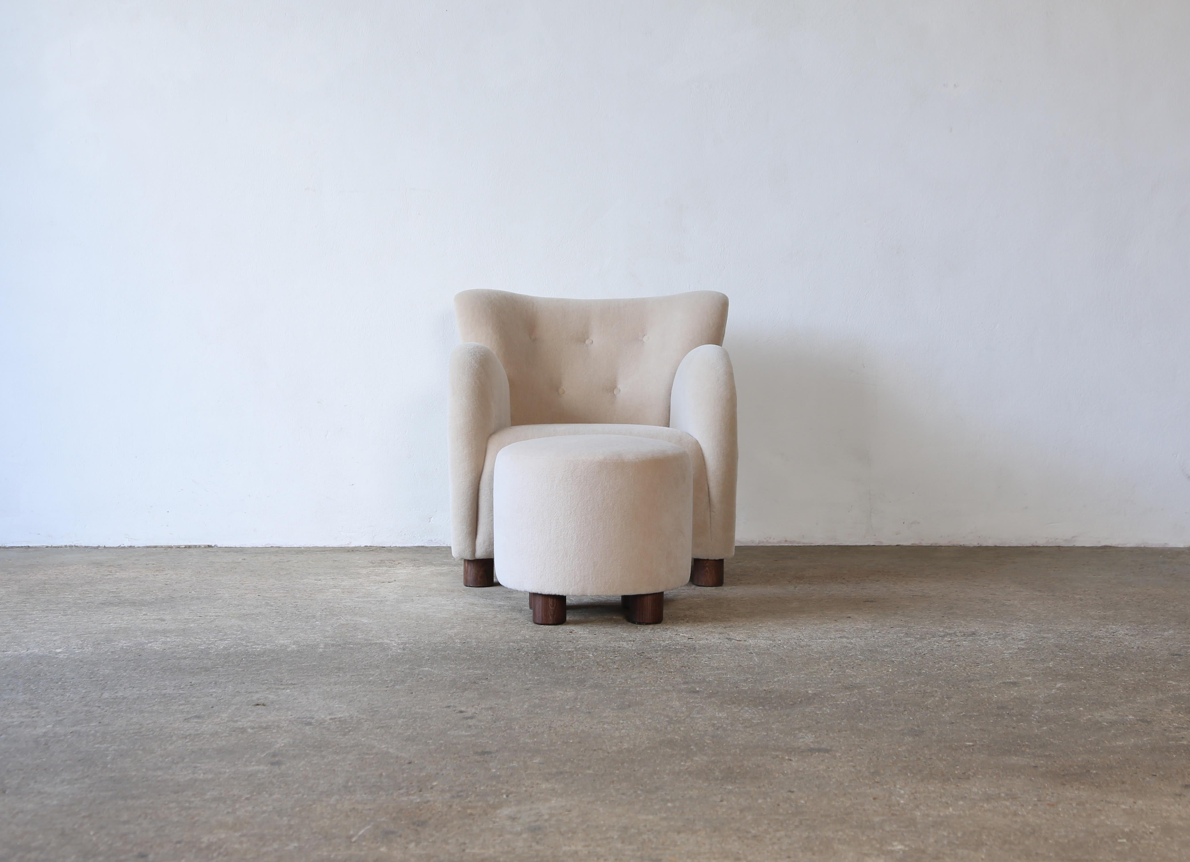 Superbe paire de chaises longues et d'ottomans, nouvellement tapissées en pure alpaga en vente 3