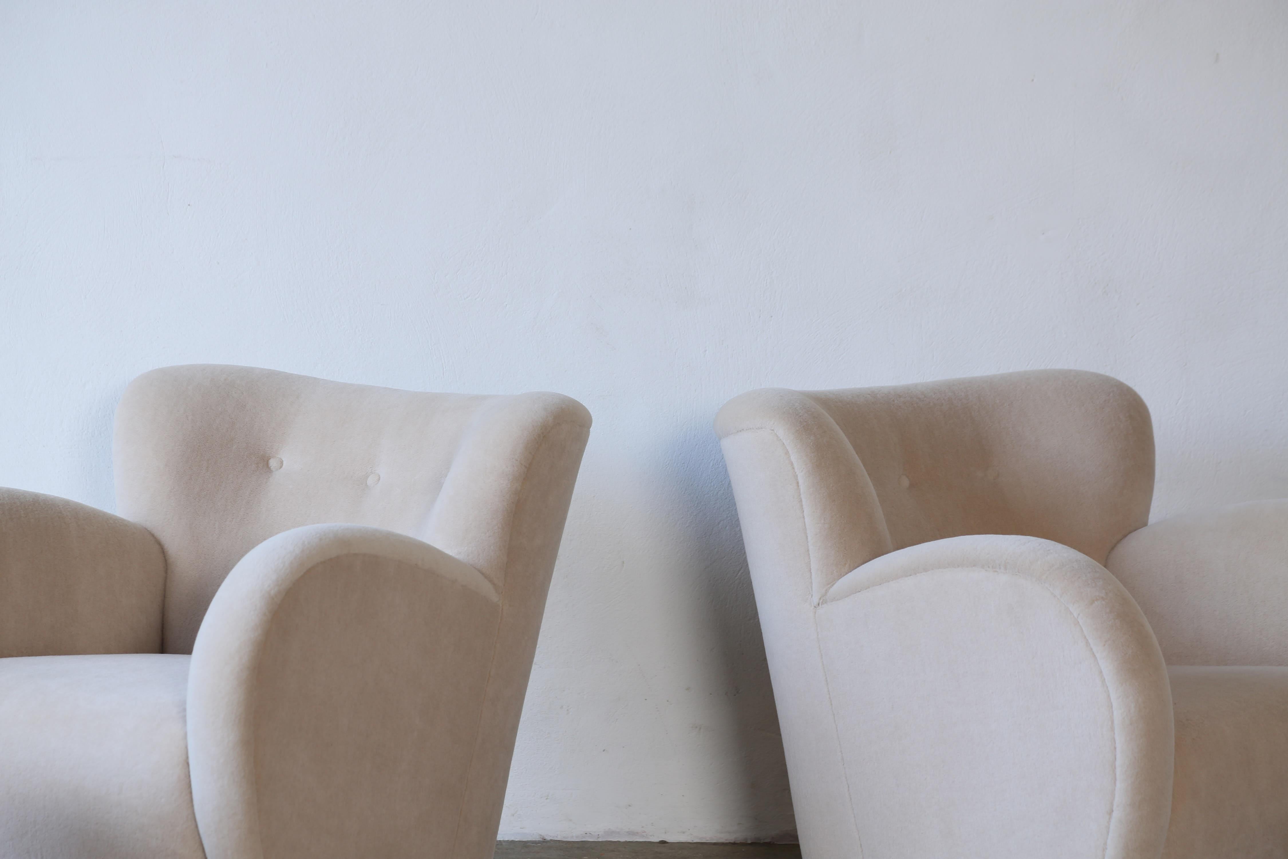 Superbe paire de chaises longues et d'ottomans, nouvellement tapissées en pure alpaga en vente 4