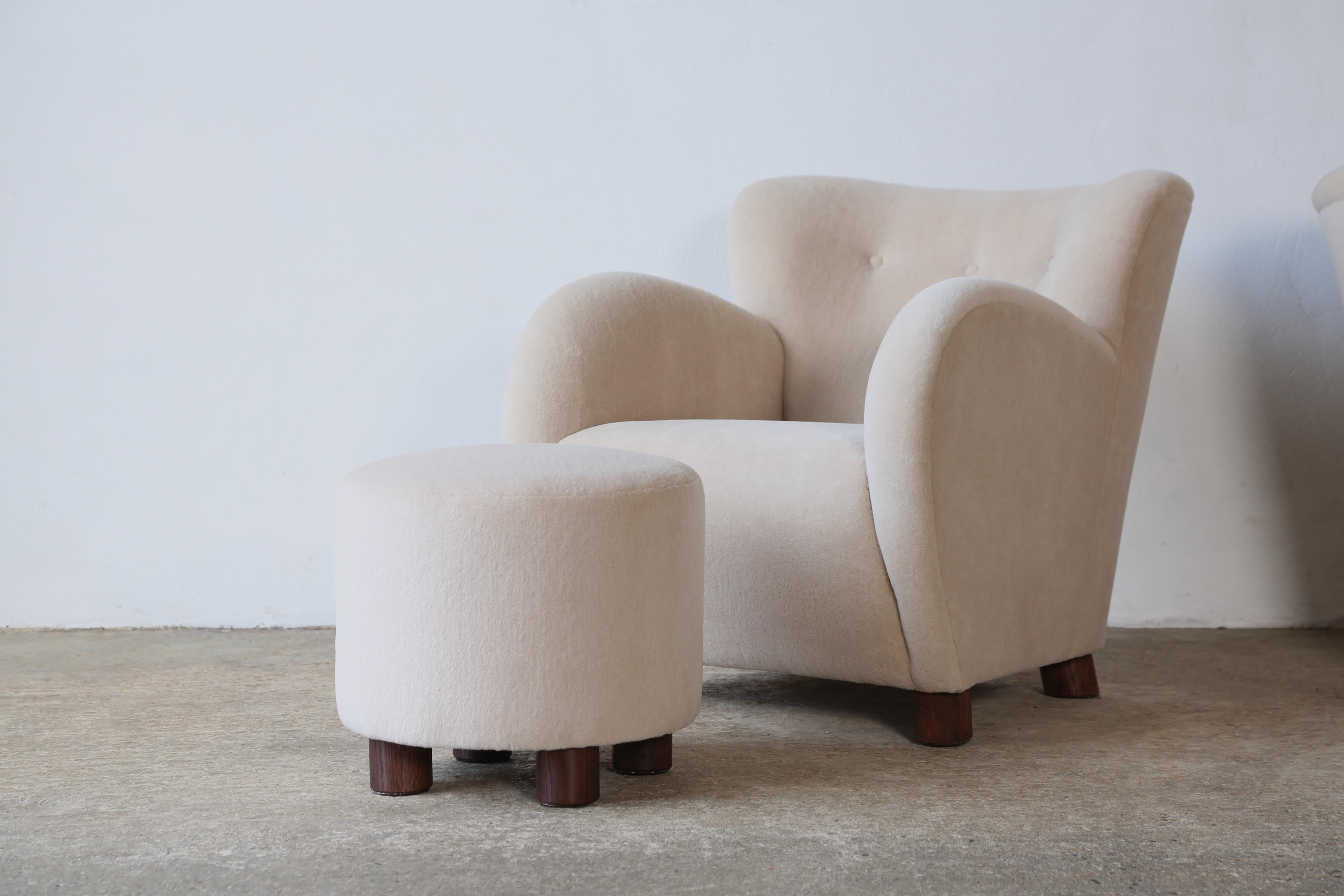 Superbe paire de chaises longues et d'ottomans, nouvellement tapissées en pure alpaga en vente 5